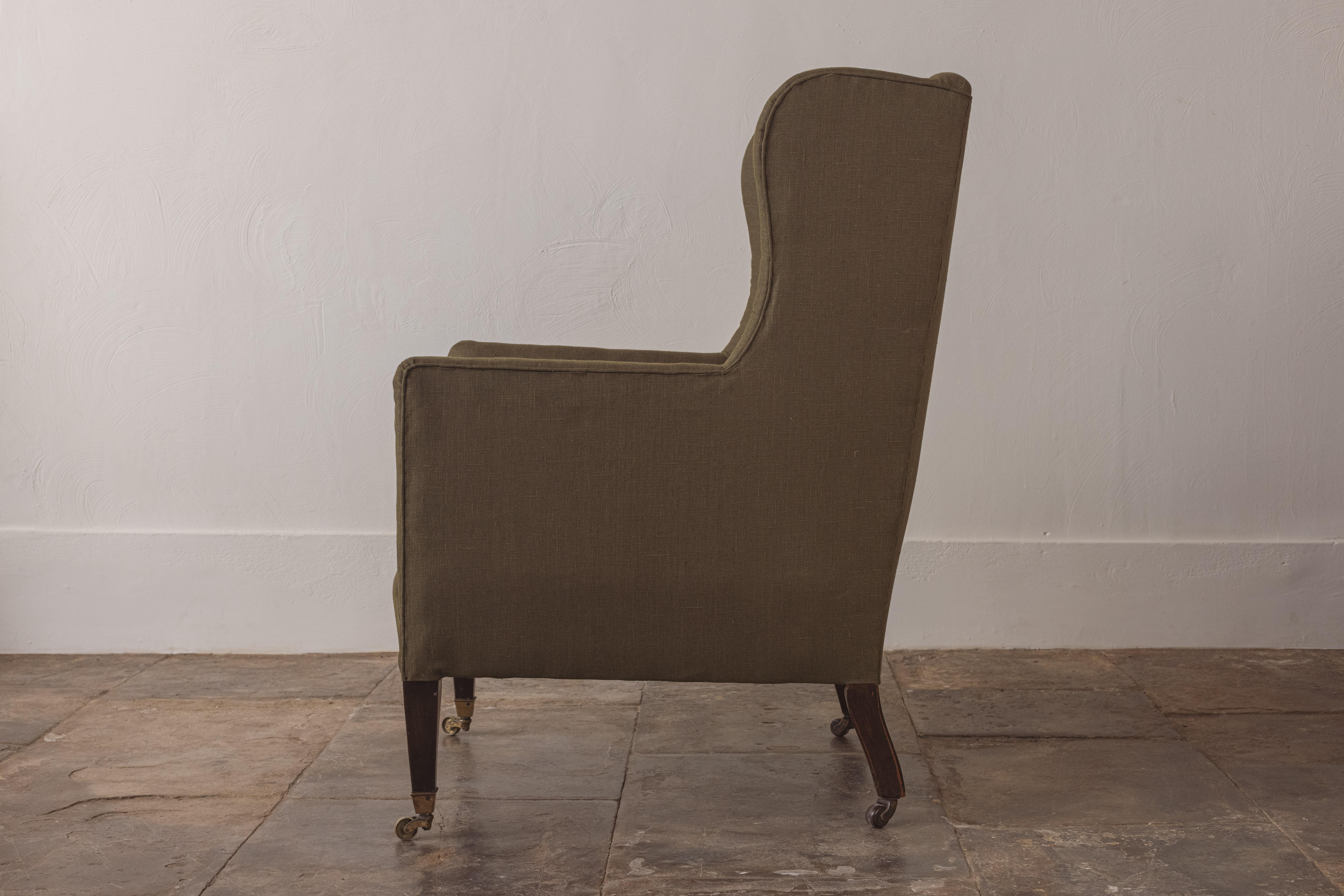 Un Sillón Victoriano Wingback Recién Tapizado en venta 4