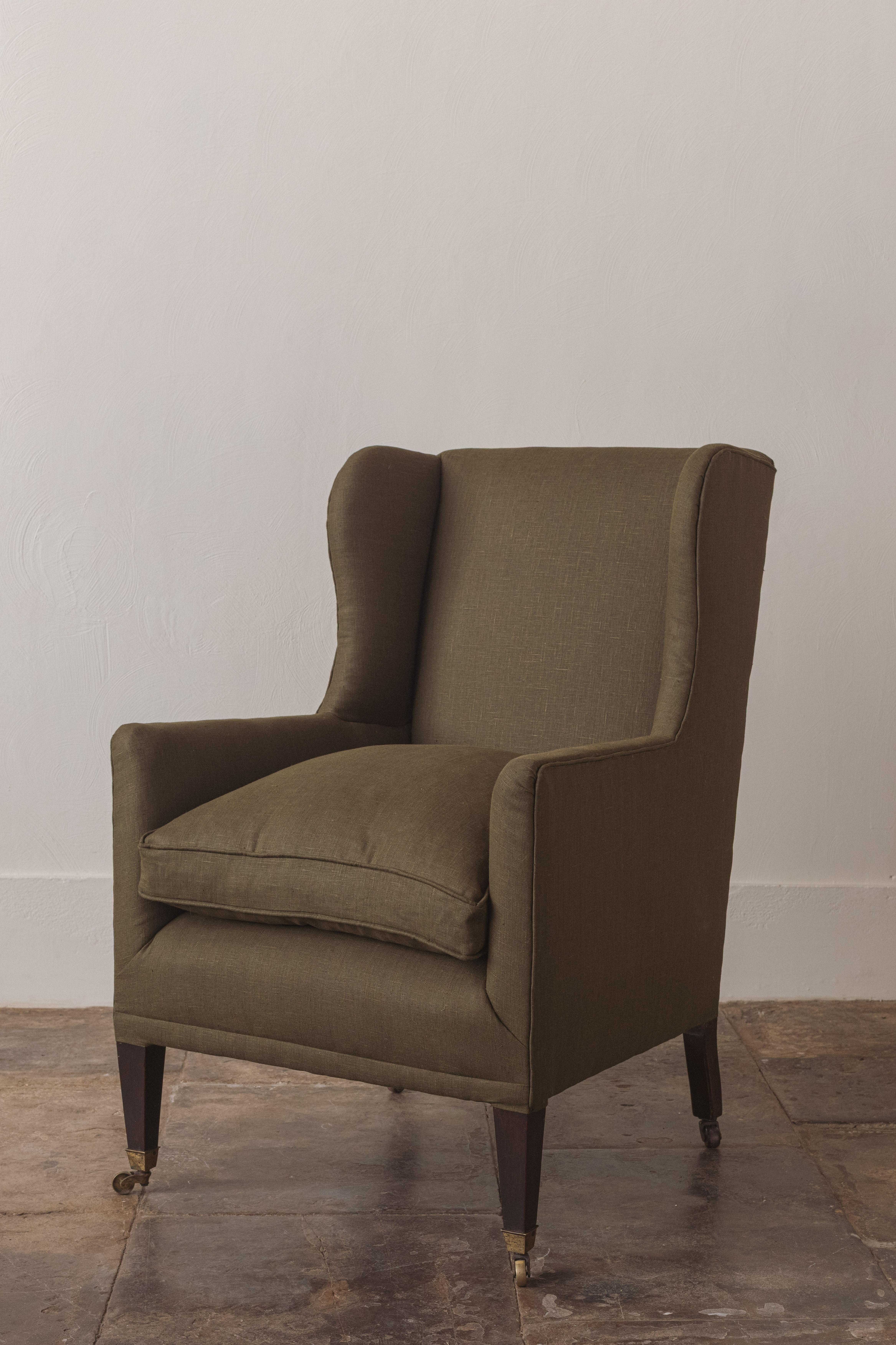 Un Sillón Victoriano Wingback Recién Tapizado en venta 5