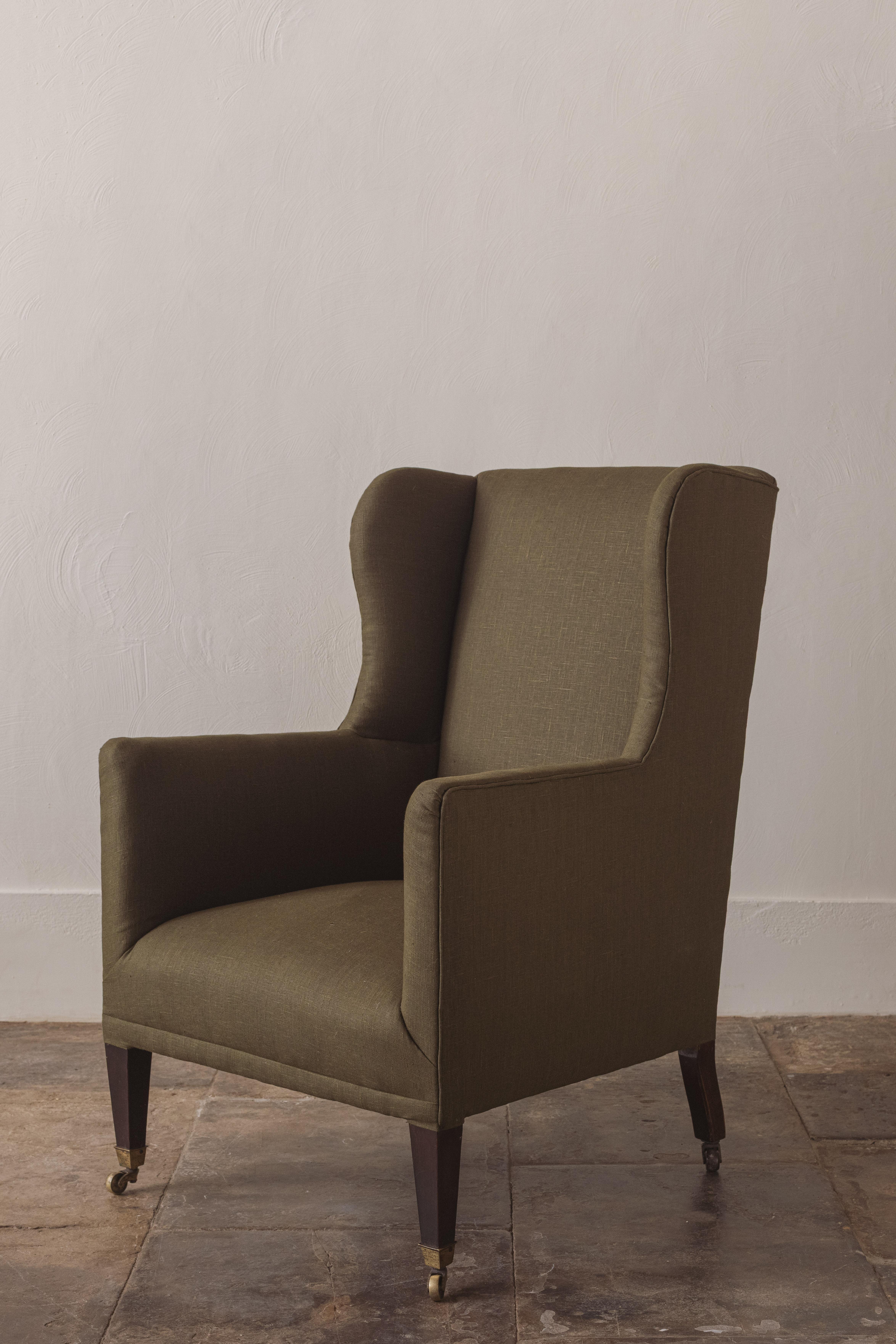 Un Sillón Victoriano Wingback Recién Tapizado en venta 6