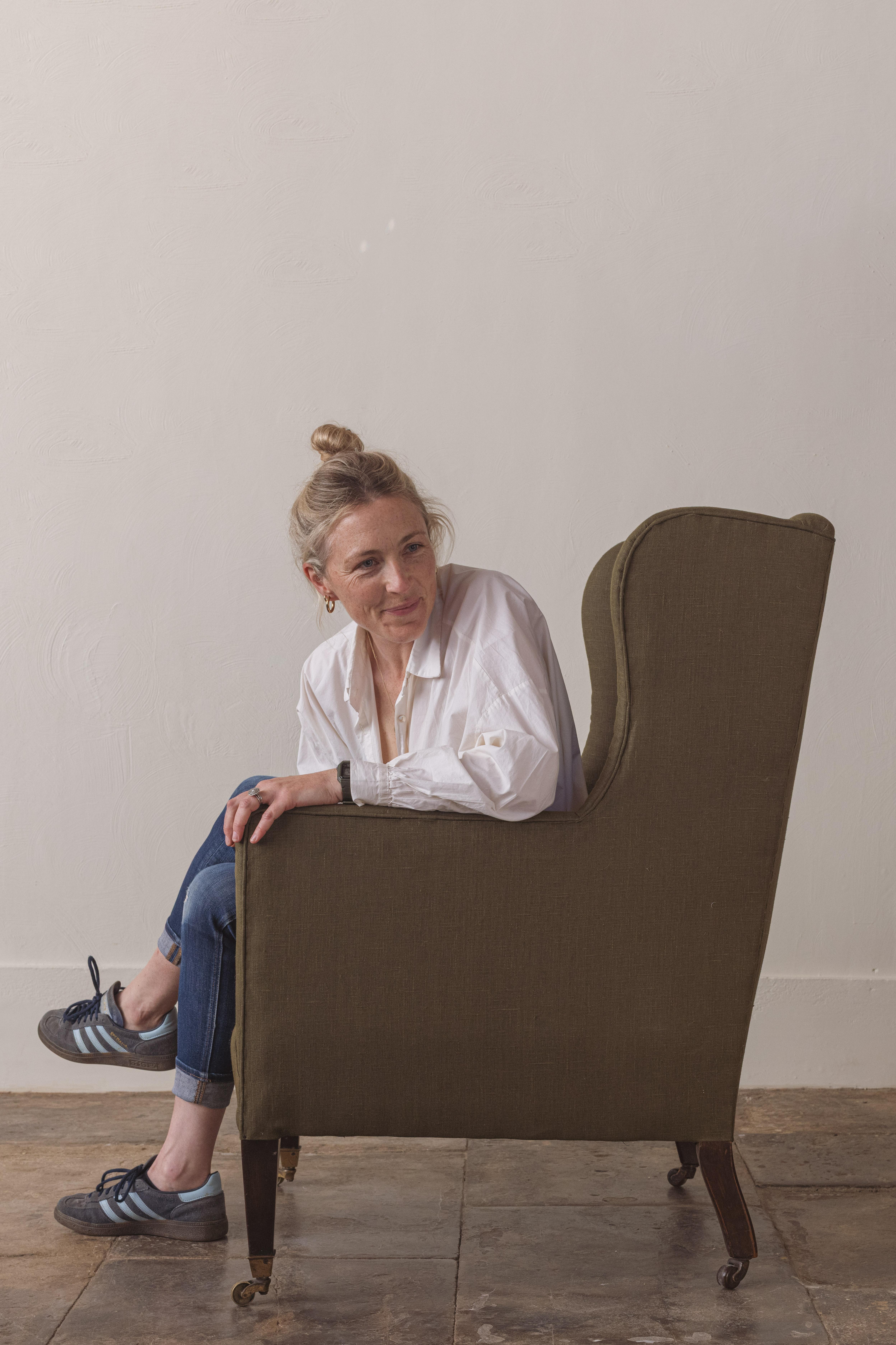 Un Sillón Victoriano Wingback Recién Tapizado Lino en venta