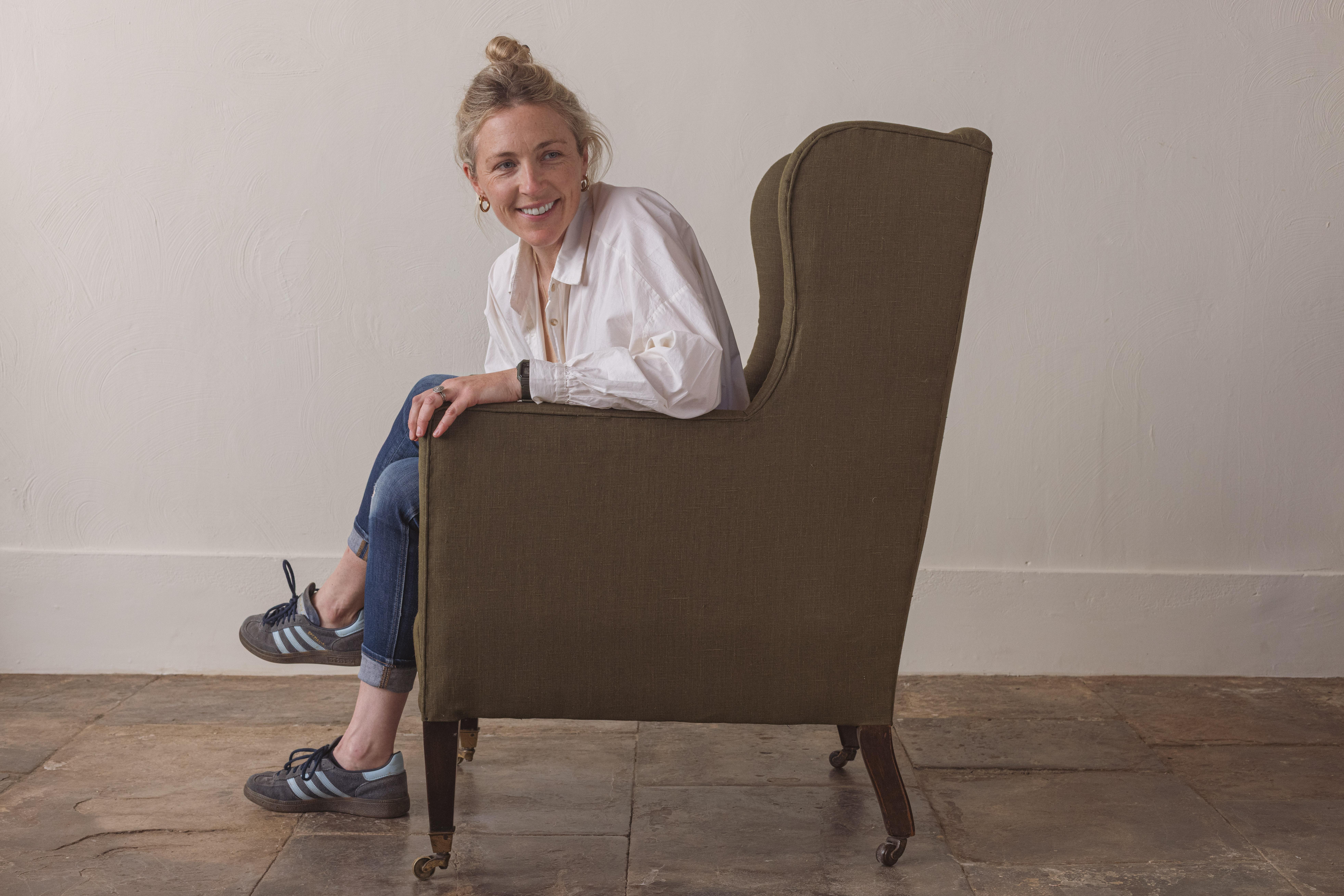Un Sillón Victoriano Wingback Recién Tapizado en venta 1