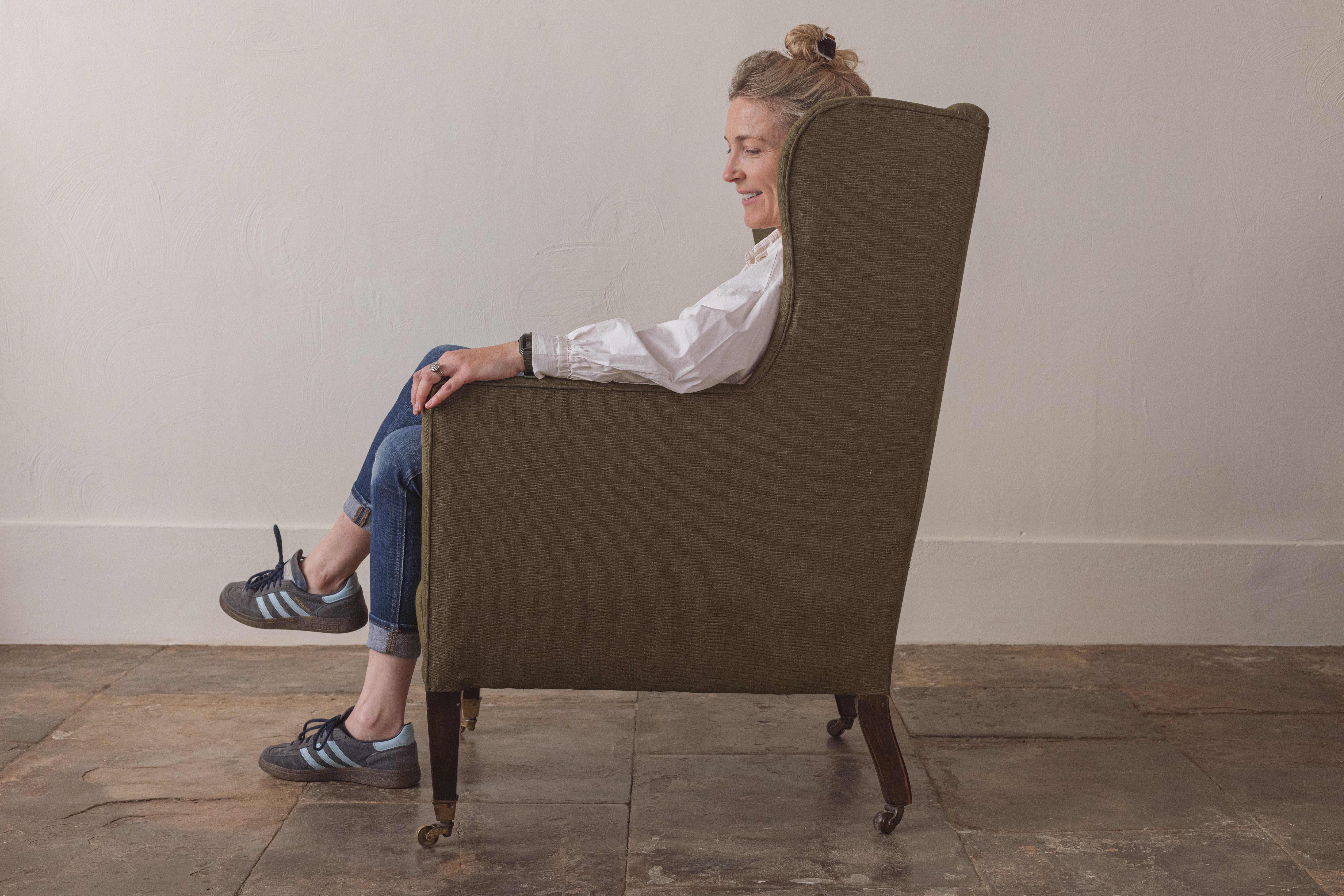 Un Sillón Victoriano Wingback Recién Tapizado en venta 2