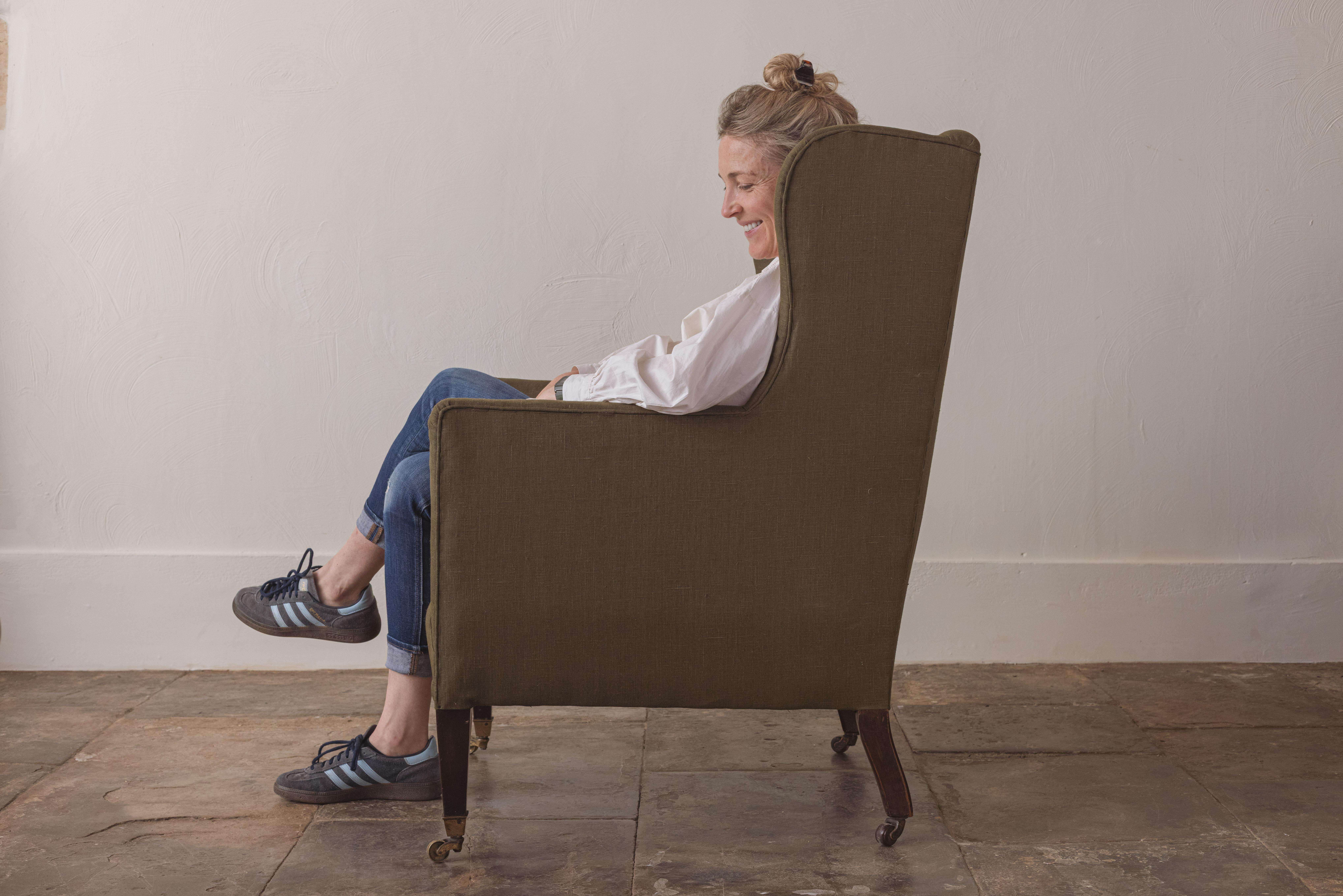 Un Sillón Victoriano Wingback Recién Tapizado en venta 3