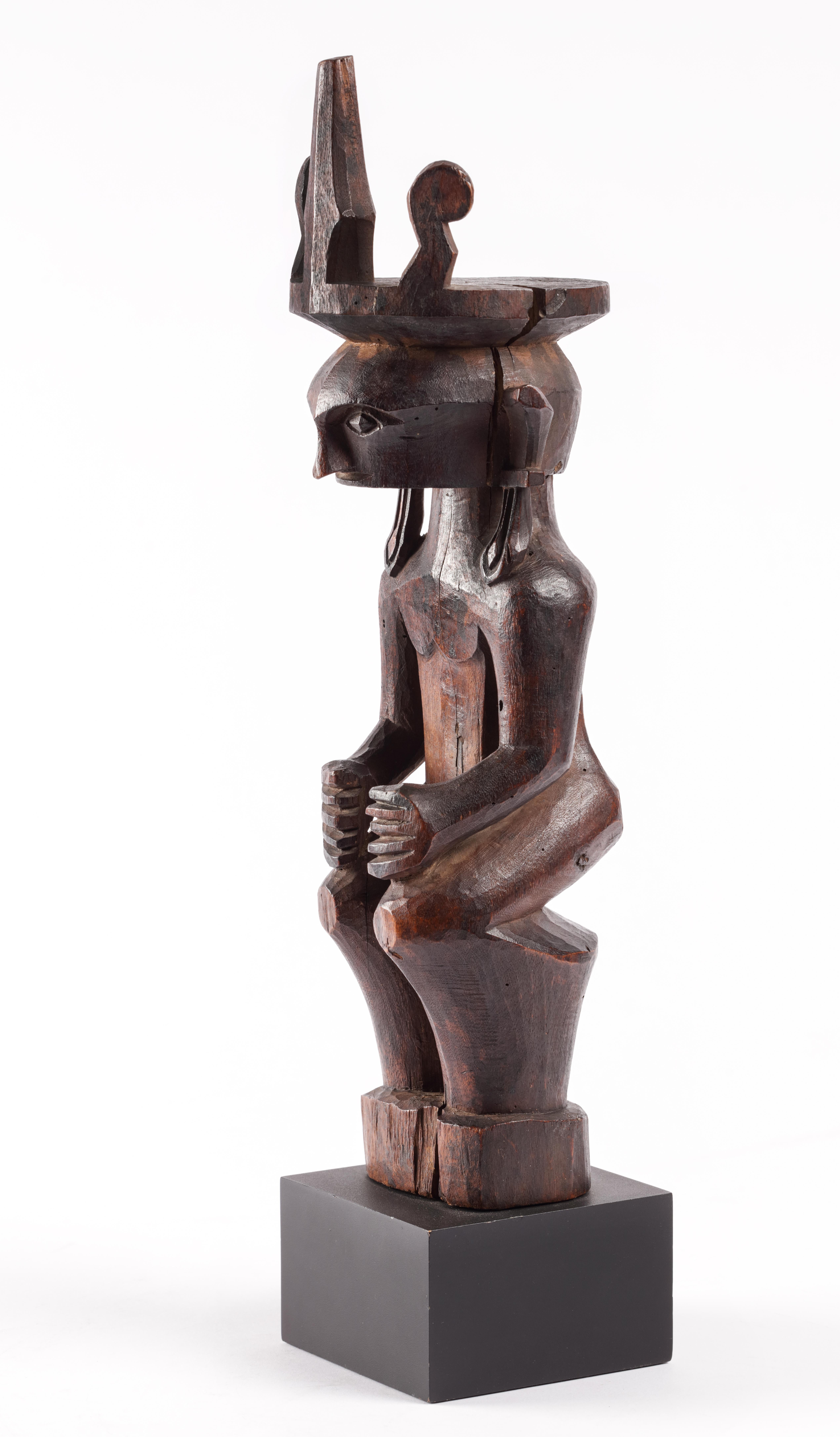 Indonesien, Nias, 19. Jahrhundert 

H. 37,5 x B. 10 cm

Skulpturen wie die vorliegende sind nicht nur Dekorationsgegenstände, sondern gelten als Gefäße, die die Geister der Vorfahren beherbergen und zur Kommunikation mit ihnen dienen.

Nach dem Tod