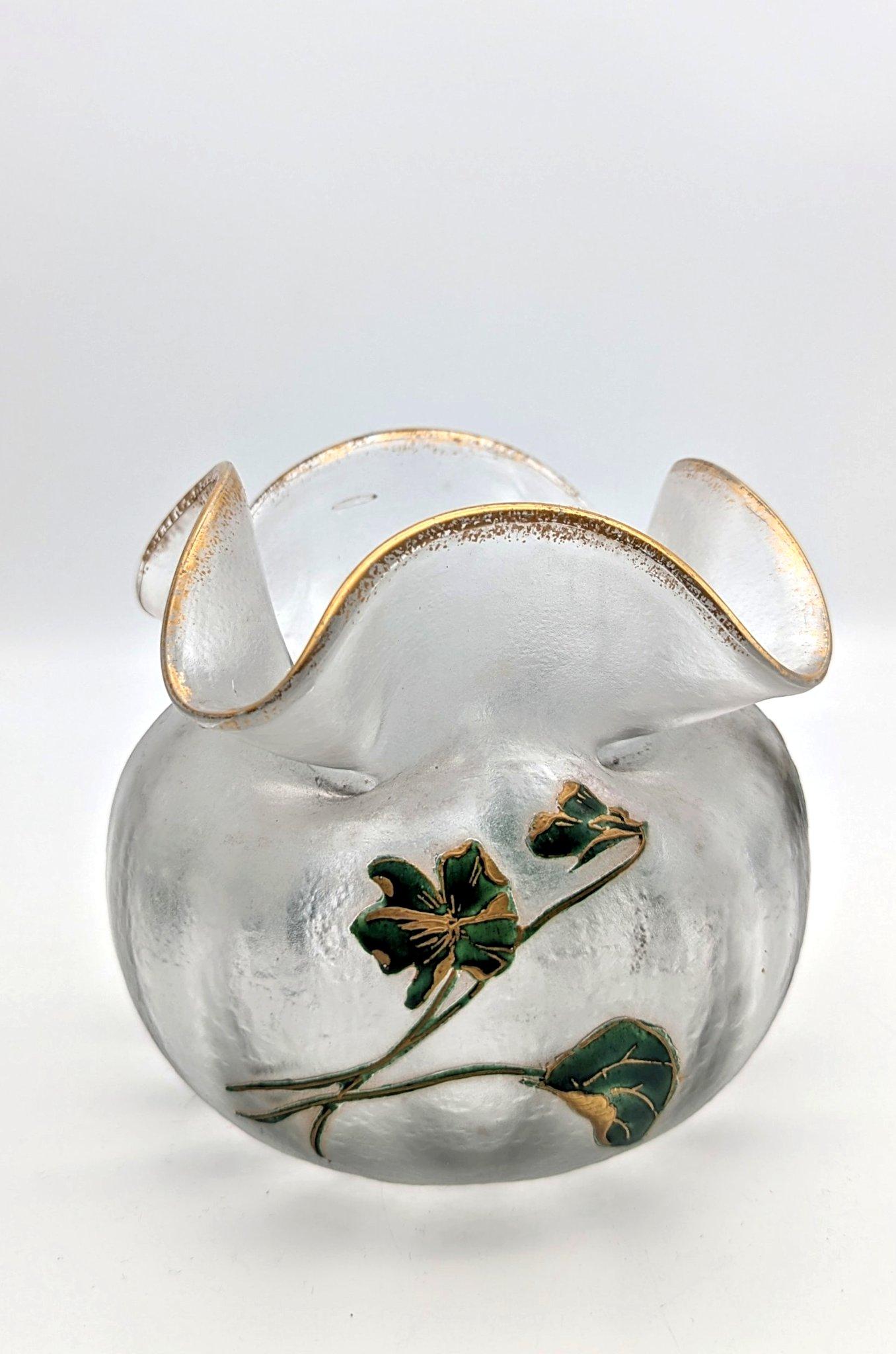 Saint Denis / Legras Vase Pois de senteur, Französisches Kamee-Glas, optisch in eine Form geblasen und dann frei auf der Pfeife geformt, mit grünem Überfang, geätzt zu einem Dekor aus Erbsenpflanzen, mit Goldemaille gehöht. Vgl: Legras Verrier, M.F.