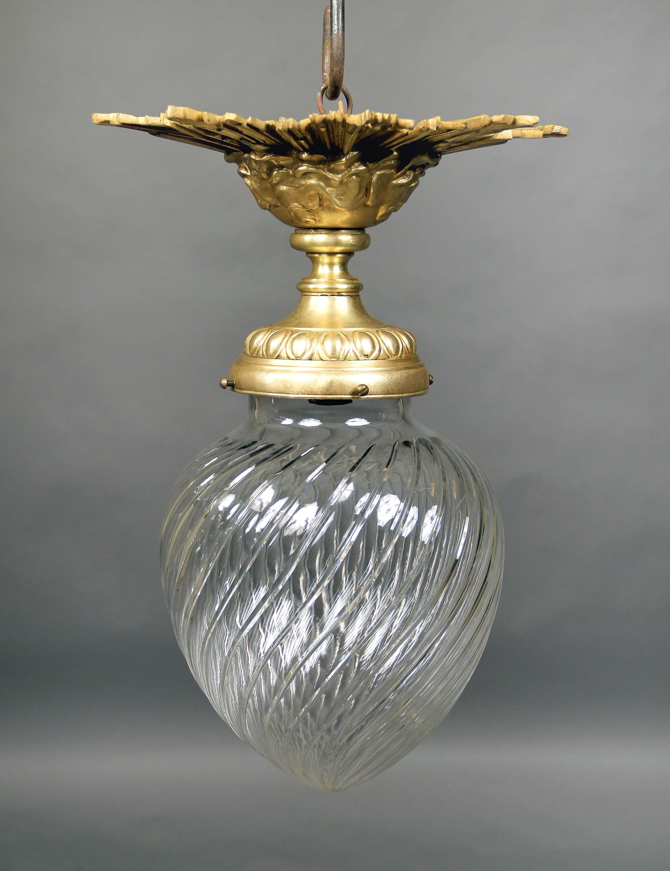 Schöner Plafonnier aus vergoldeter Bronze und Glas aus dem frühen 20. Jahrhundert

Artikel # 7950

Sonnenschliffplatte mit spiralförmigem Glasschirm.