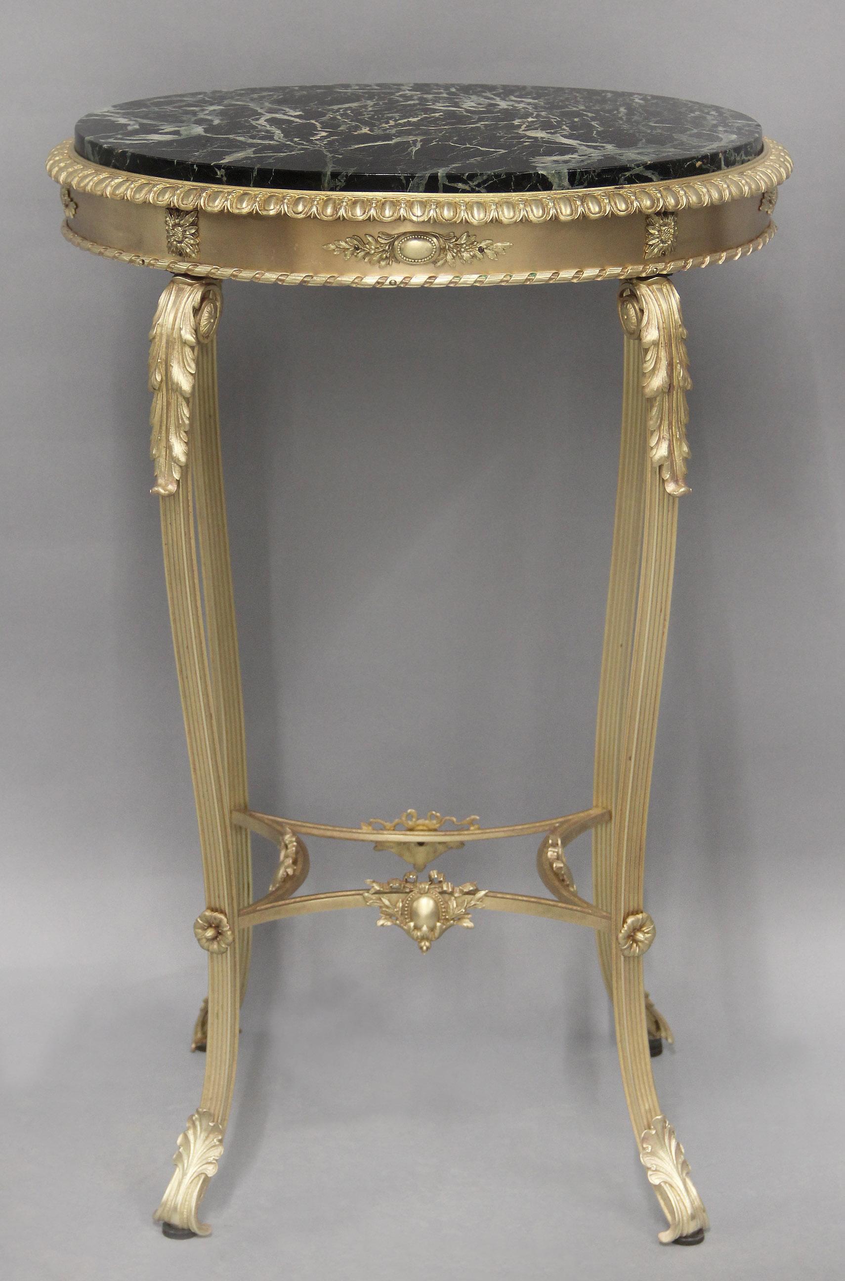 Belle table d'appoint en bronze doré de style Louis XV du début du 20e siècle

Le plateau ovale en marbre Verde est surmonté d'une frise en bronze. Les pieds cabriole sont surmontés de feuilles d'acanthe et reliés par une entretoise en bronze