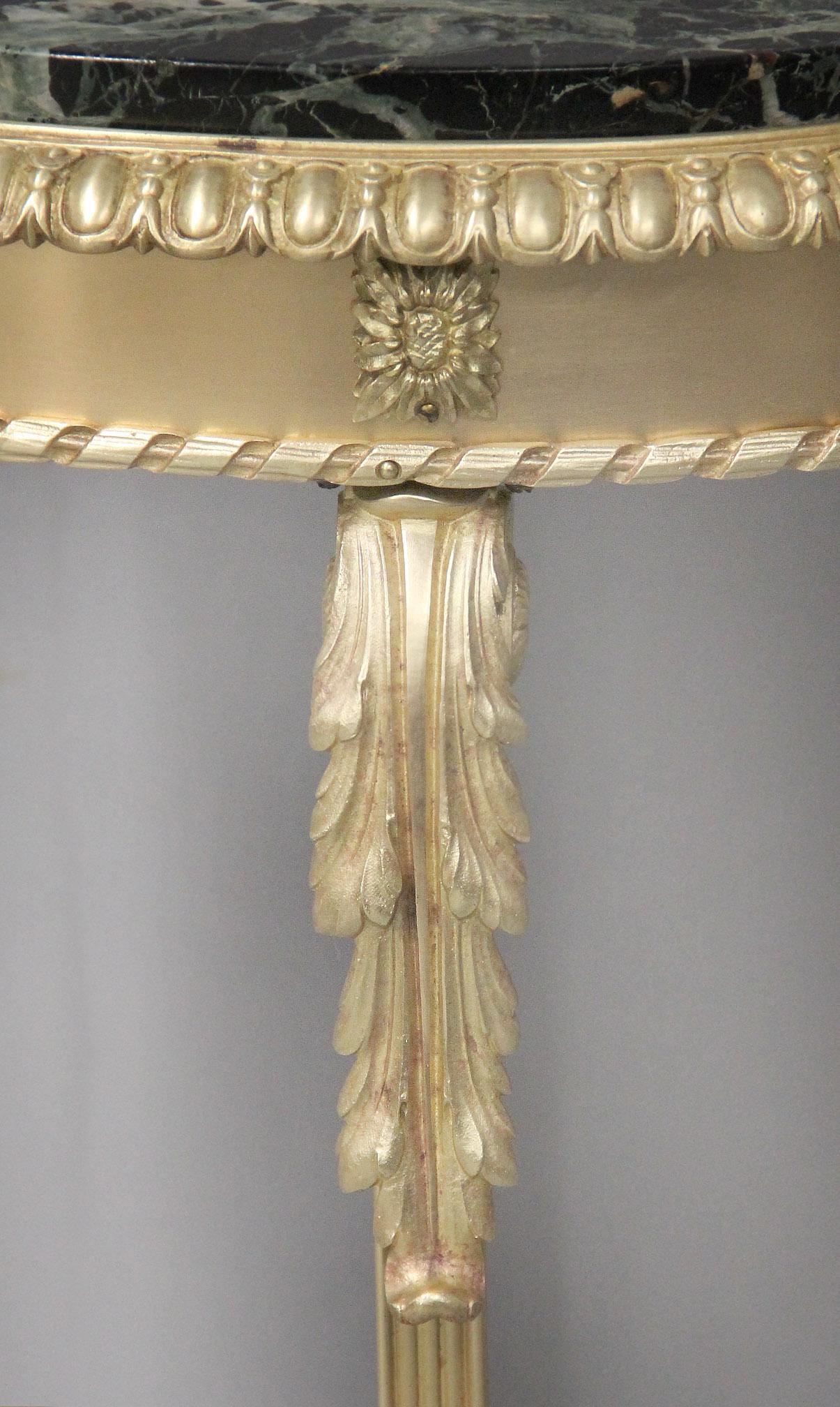 Français Belle table d'appoint en bronze doré de style Louis XV du début du 20e siècle en vente