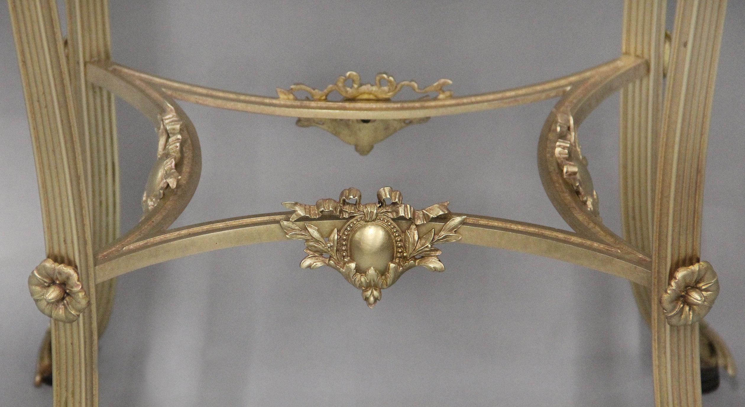 Doré Belle table d'appoint en bronze doré de style Louis XV du début du 20e siècle en vente