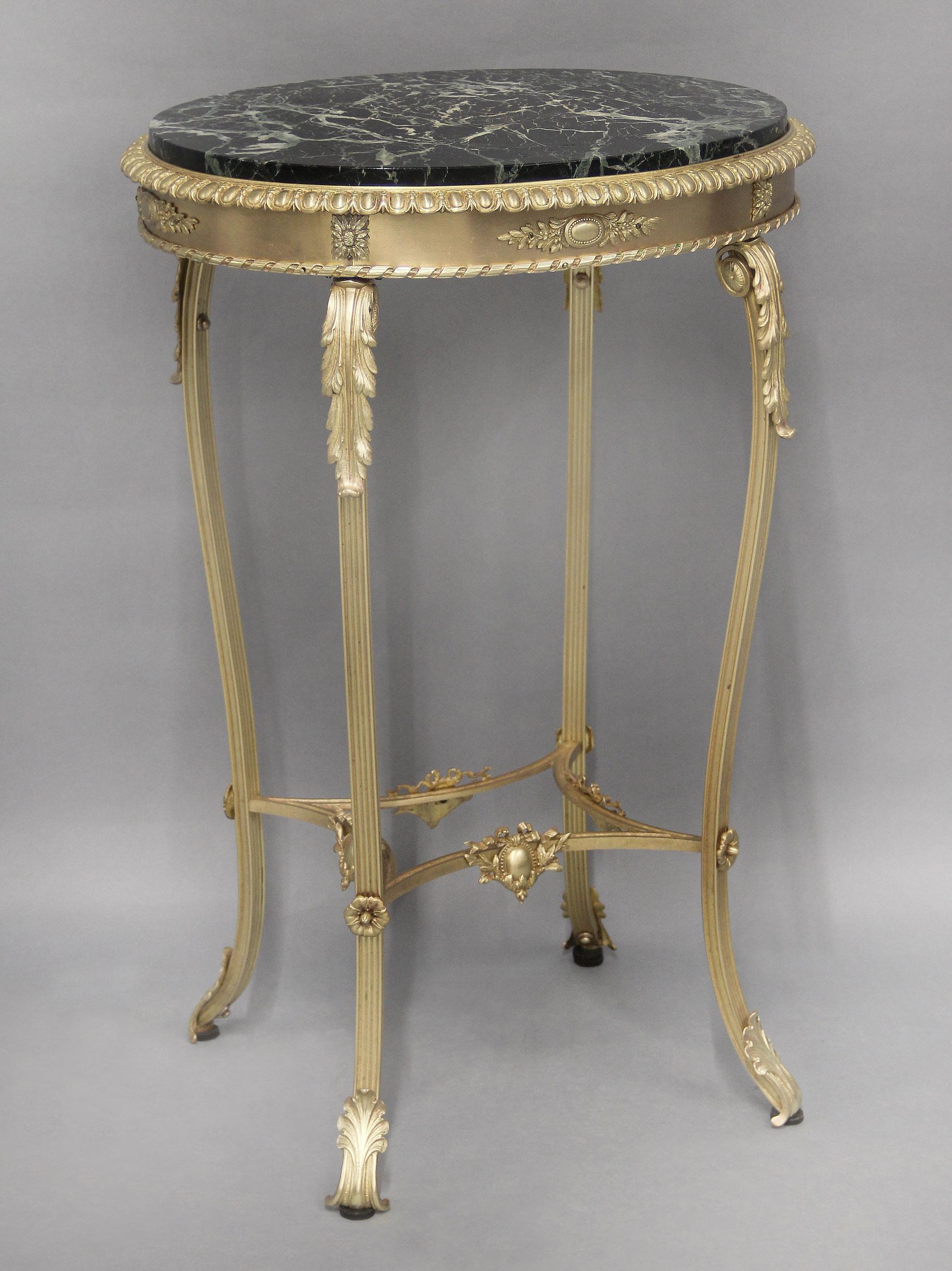Belle table d'appoint en bronze doré de style Louis XV du début du 20e siècle Bon état - En vente à Long Island City, NY