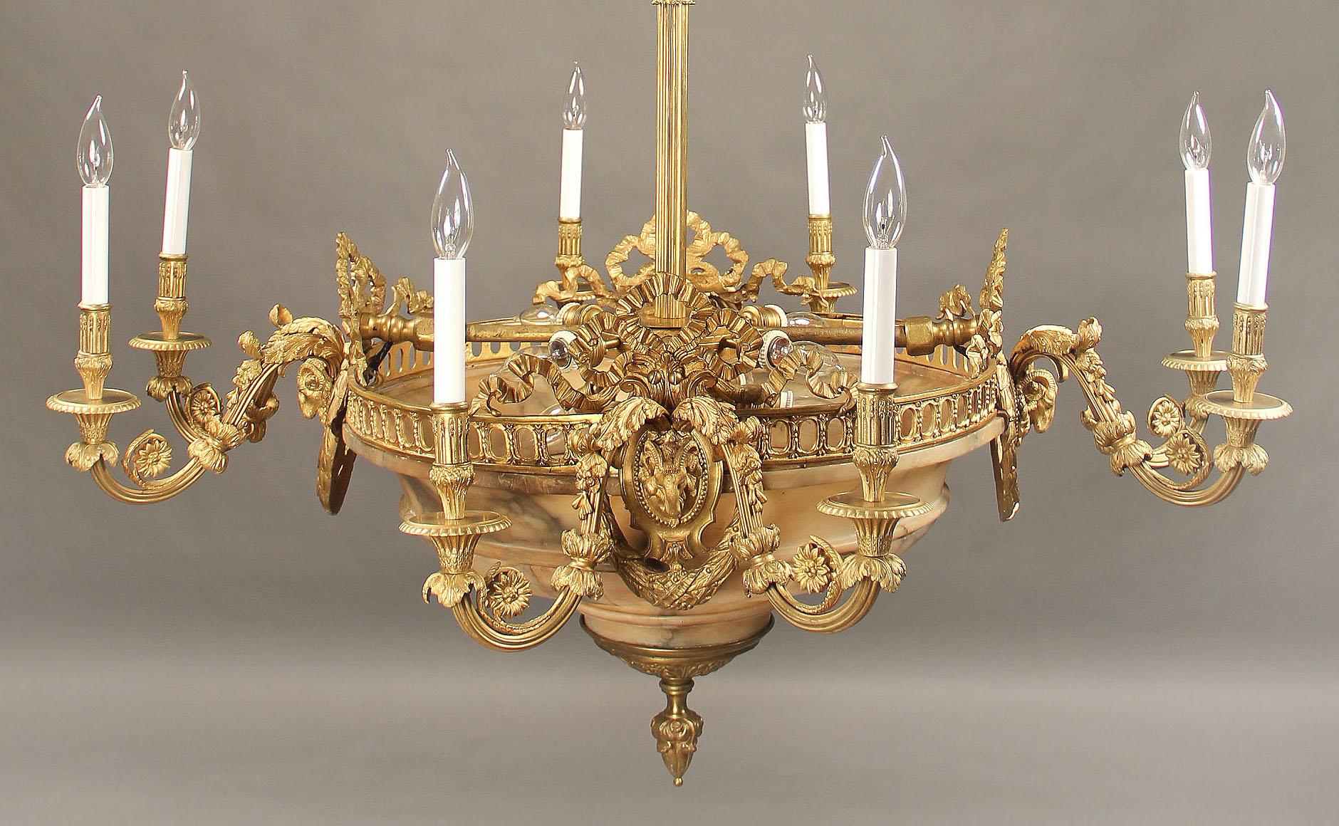 Schöner 16-Licht-Kronleuchter aus vergoldeter Bronze und Alabaster aus dem späten 19. Jahrhundert (Belle Époque) im Angebot