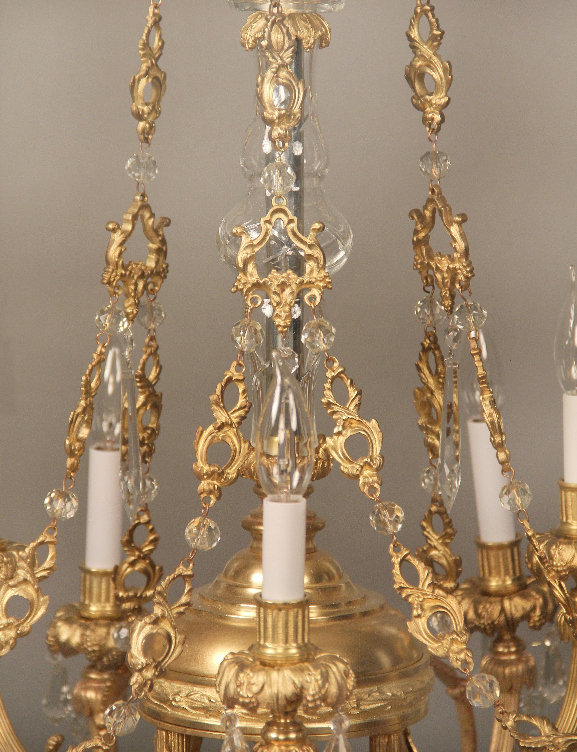 Belle Époque Joli lustre à neuf lumières en bronze doré et cristal de la fin du XIXe siècle en vente