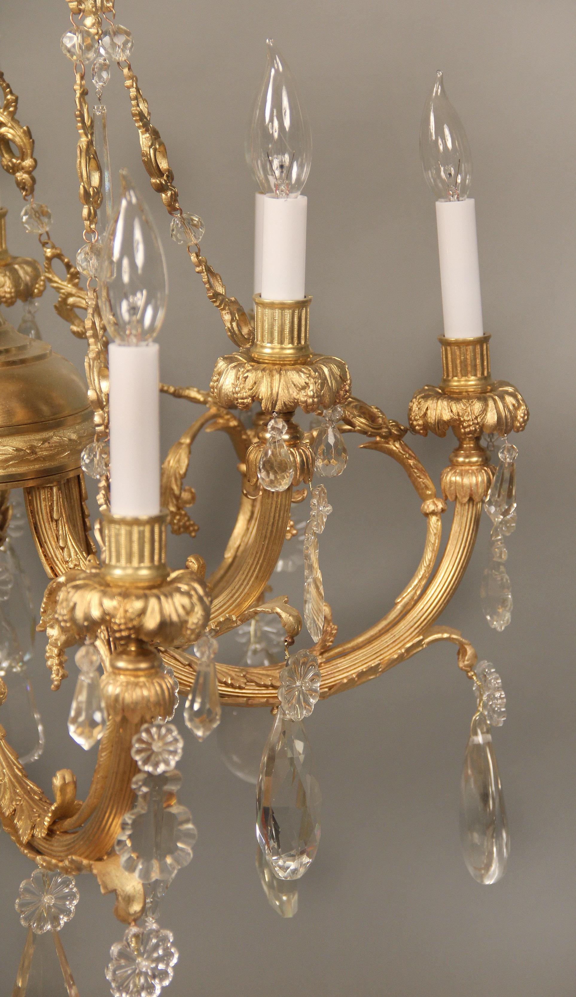 Français Joli lustre à neuf lumières en bronze doré et cristal de la fin du XIXe siècle en vente