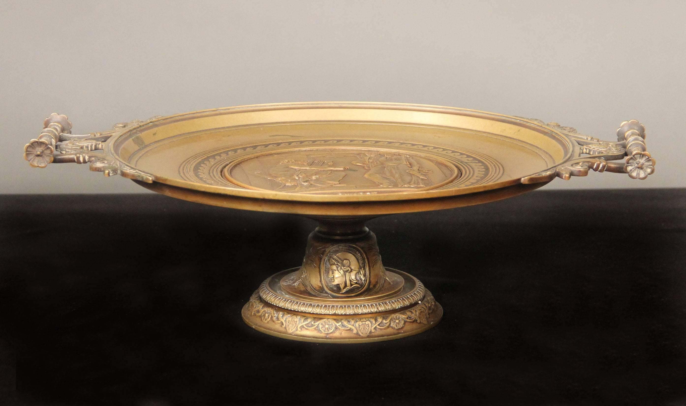 Un beau centre de table en bronze doré de la fin du 19e siècle

Signé E. Picault

Une grande plaque en bronze centrée d'une scène classique reposant sur une base.

Émile Louis Picault (24 août 1833-1915) était un sculpteur français, surtout