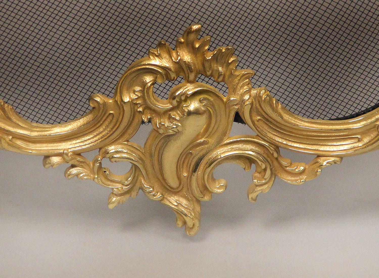 Schöner vergoldeter Bronze-Kaminschirm aus dem späten 19. (Vergoldet) im Angebot
