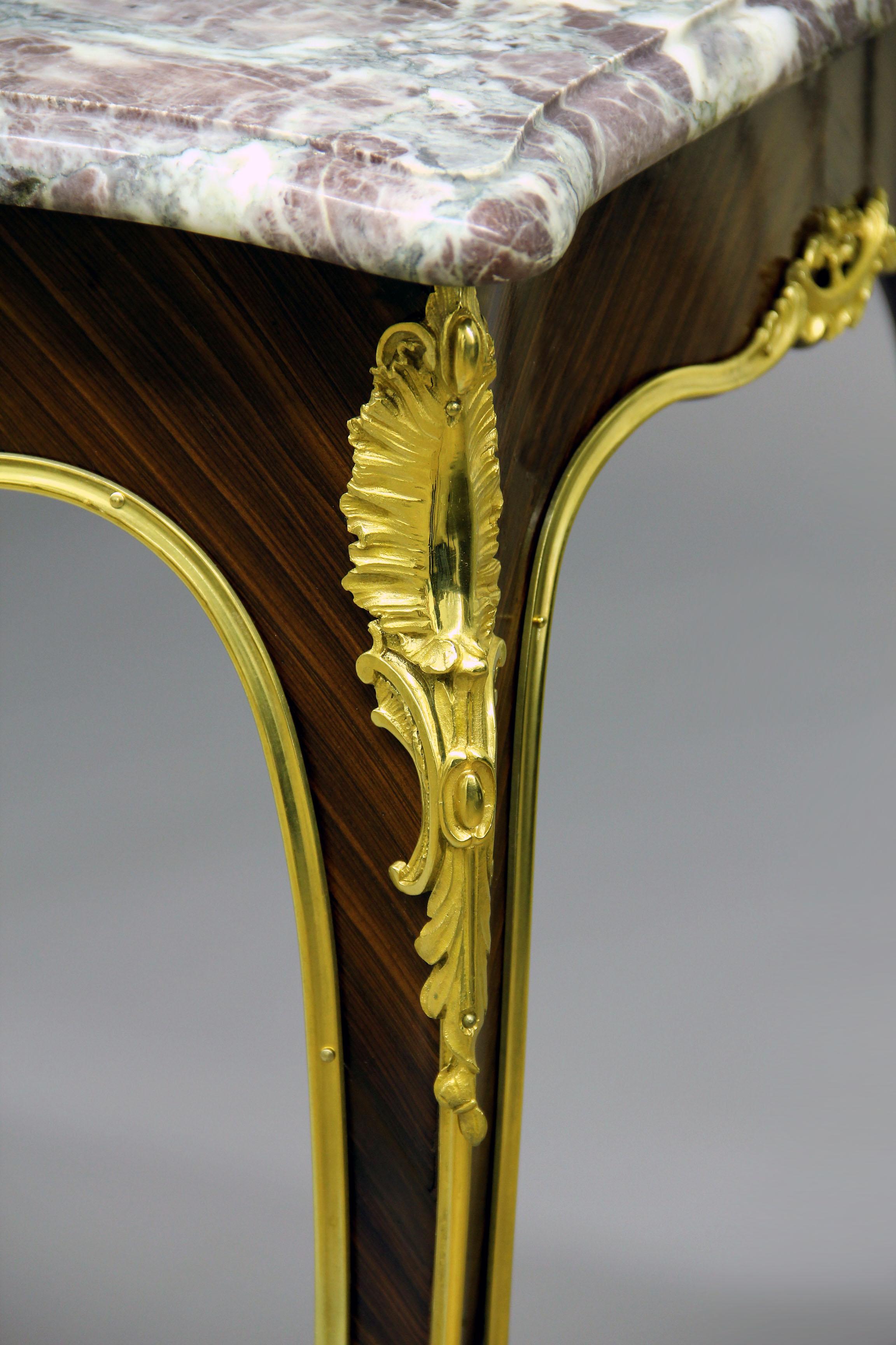 Belle table d'appoint de style Louis XV, fin du 19ème siècle, montée en bronze doré

Le plateau de forme carrée en marbre Brèche Violette repose sur des pieds effilés en bronze et des sabots d'acanthe à volutes.
