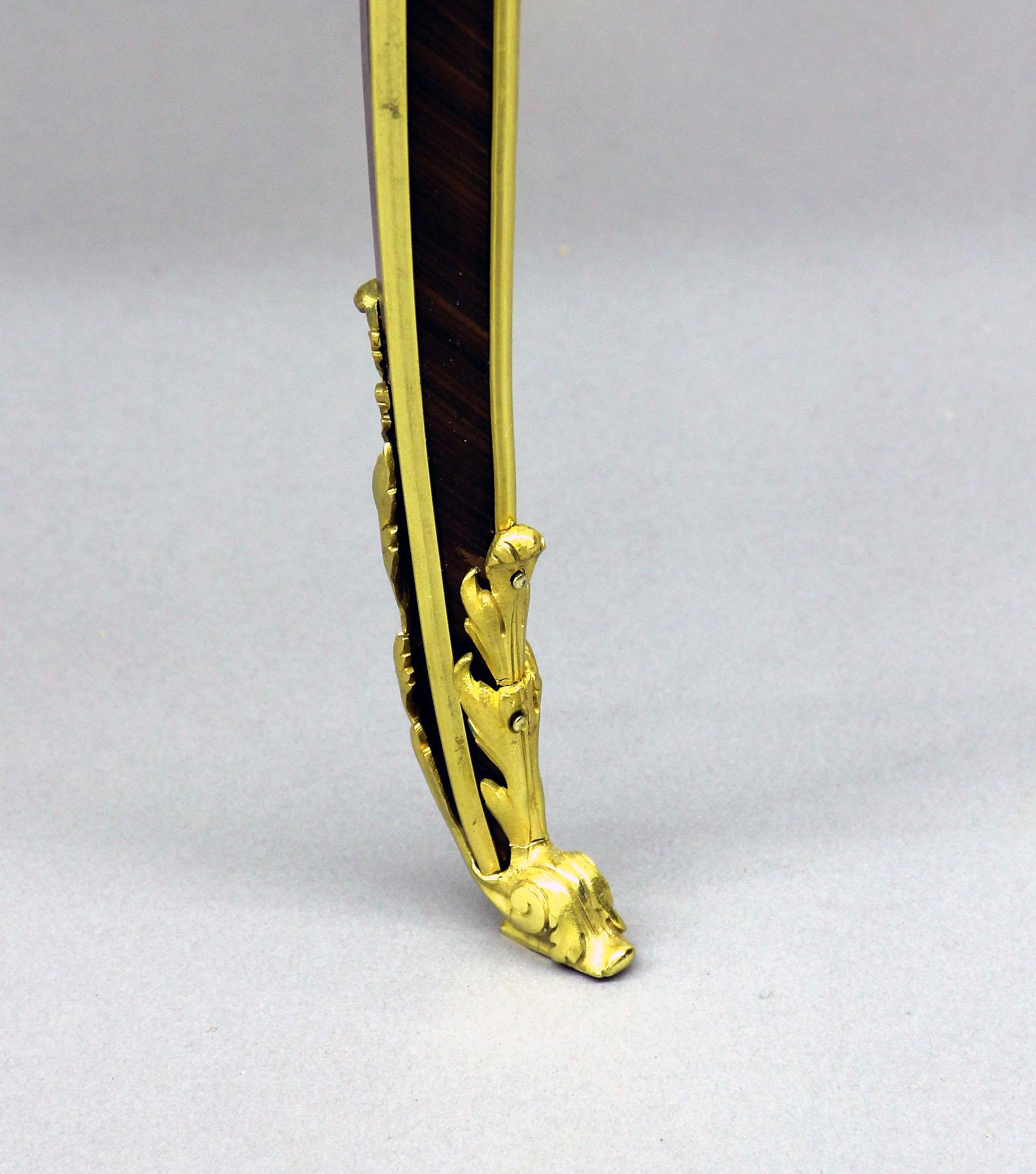Français Belle lampe de style Louis XV de la fin du XIXe siècle montée sur bronze doré en vente