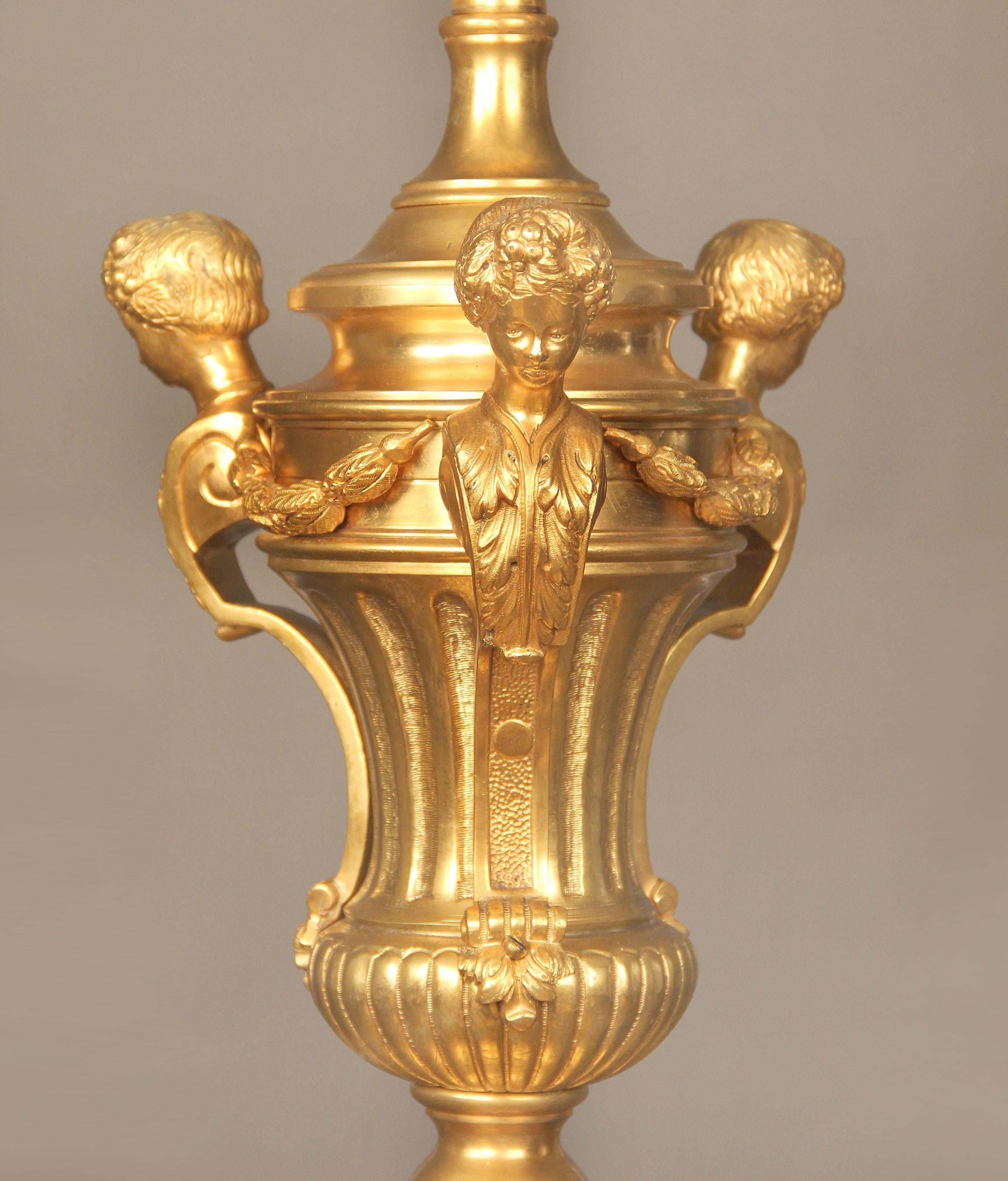 Schöner sechsflammiger Kronleuchter aus vergoldeter Bronze aus dem späten 19. Jahrhundert (Belle Époque) im Angebot