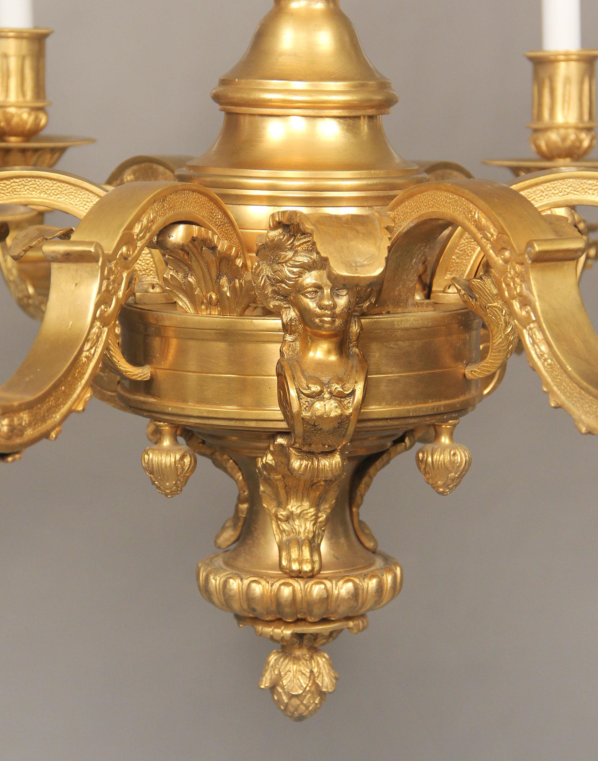 Schöner sechsflammiger Kronleuchter aus vergoldeter Bronze aus dem späten 19. Jahrhundert (Französisch) im Angebot
