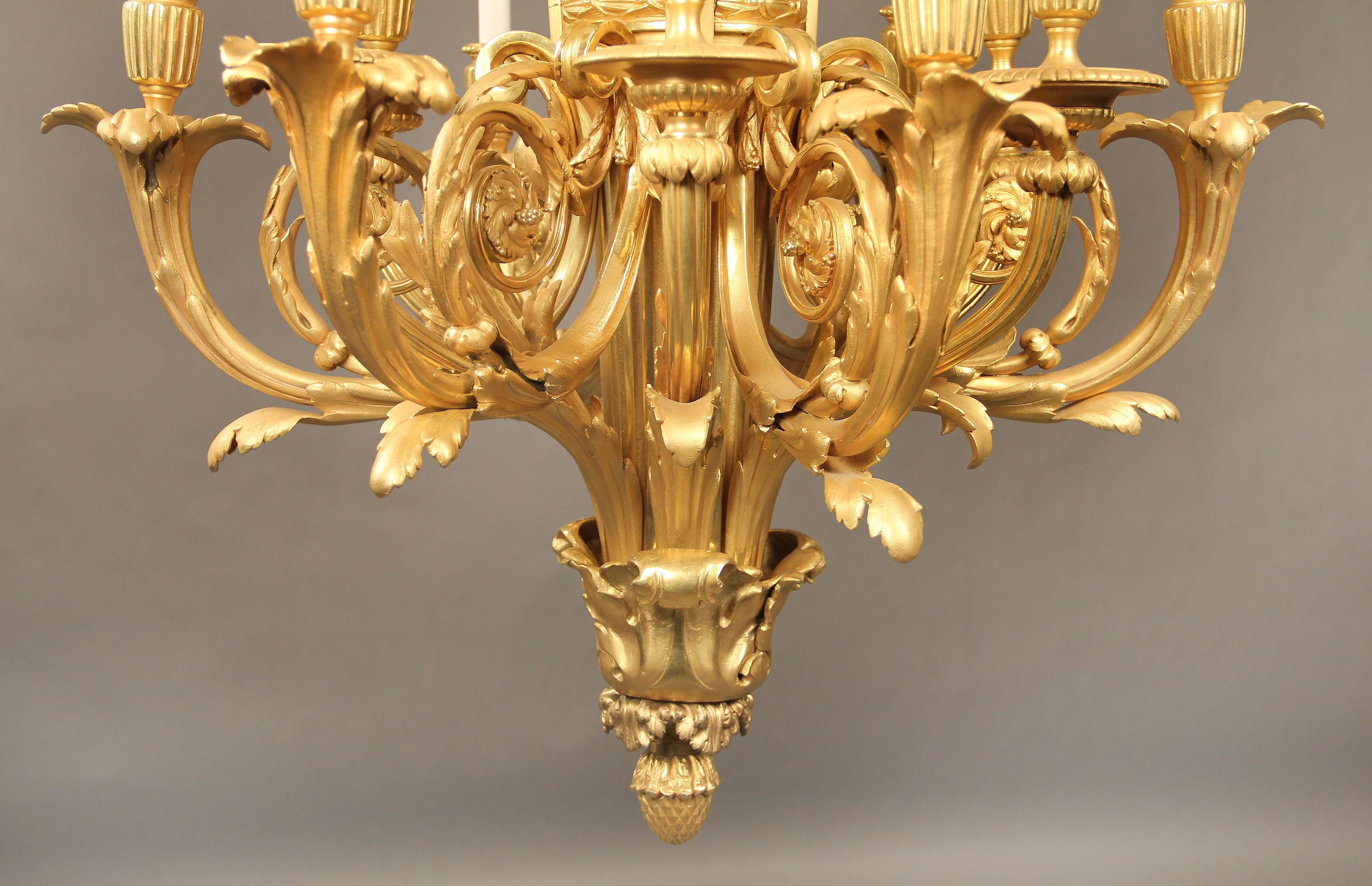 Schöner Zwölf-Leuchten-Kronleuchter aus vergoldeter Bronze, spätes 19. Jahrhundert (Französisch) im Angebot
