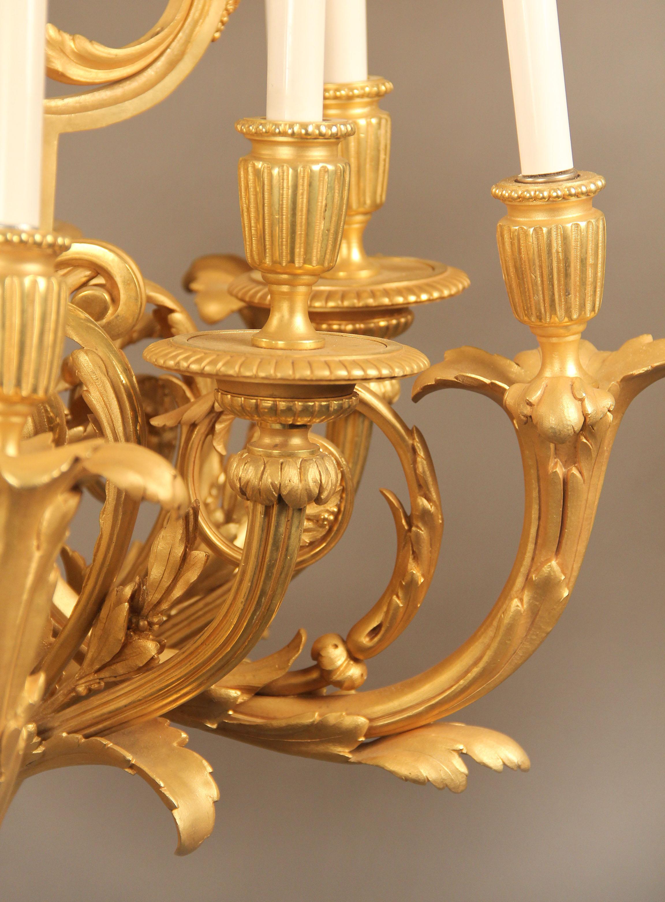 Schöner Zwölf-Leuchten-Kronleuchter aus vergoldeter Bronze, spätes 19. Jahrhundert (Vergoldet) im Angebot