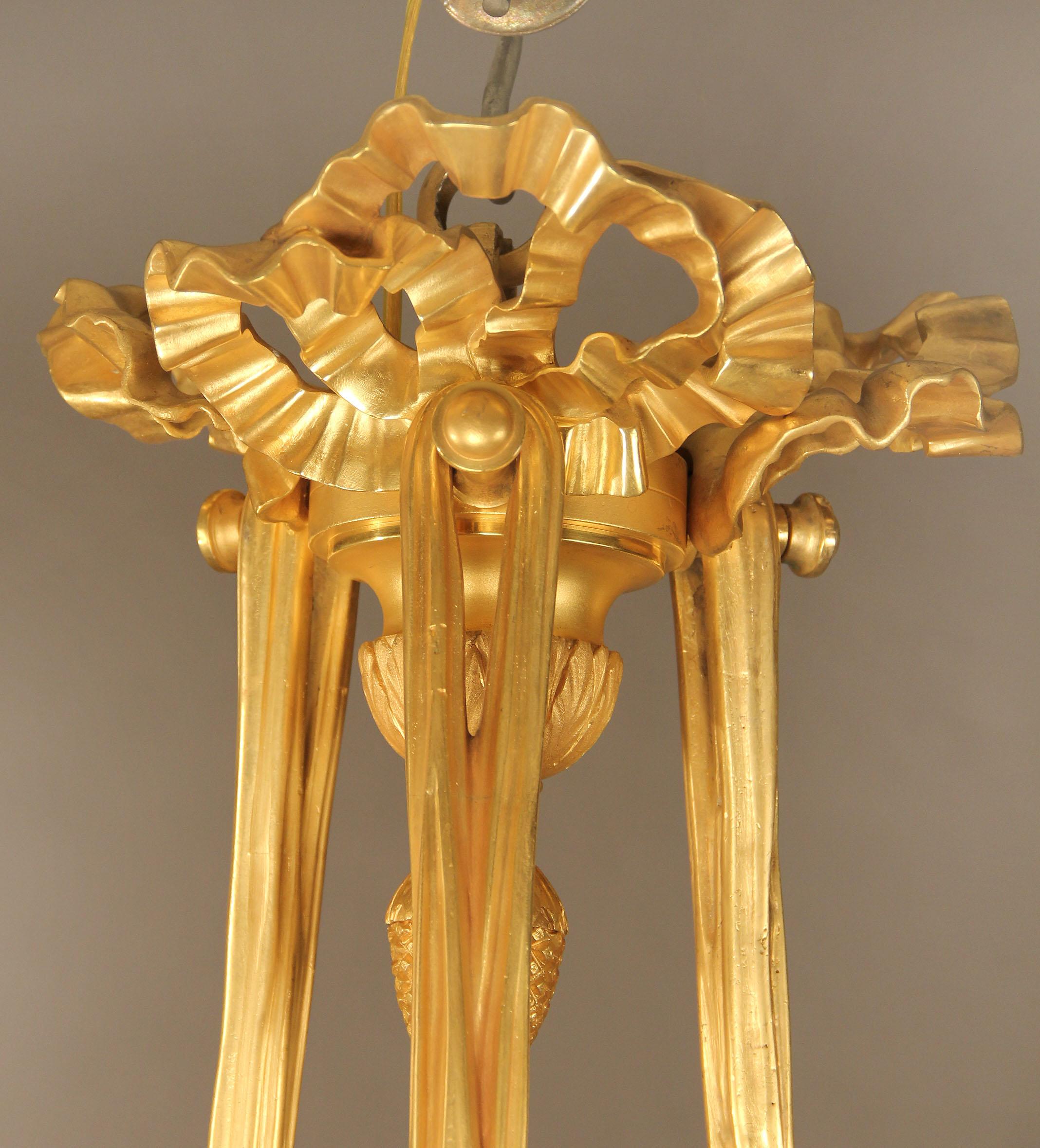 Schöner Zwölf-Leuchten-Kronleuchter aus vergoldeter Bronze, spätes 19. Jahrhundert im Zustand „Gut“ im Angebot in New York, NY
