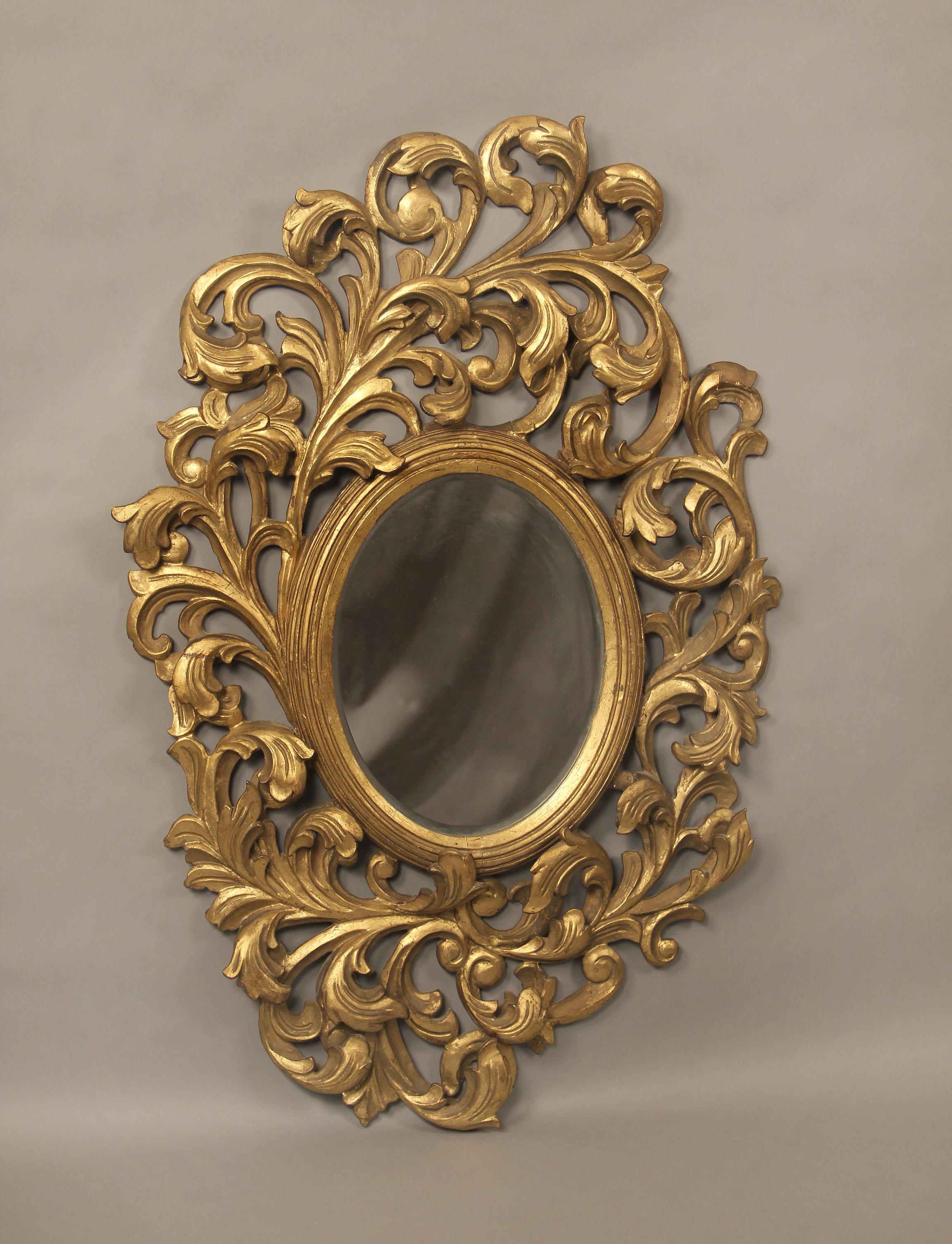 Ein schöner handgeschnitzter Spiegel aus Giltwood und Gesso aus dem späten 19. (Französisch) im Angebot