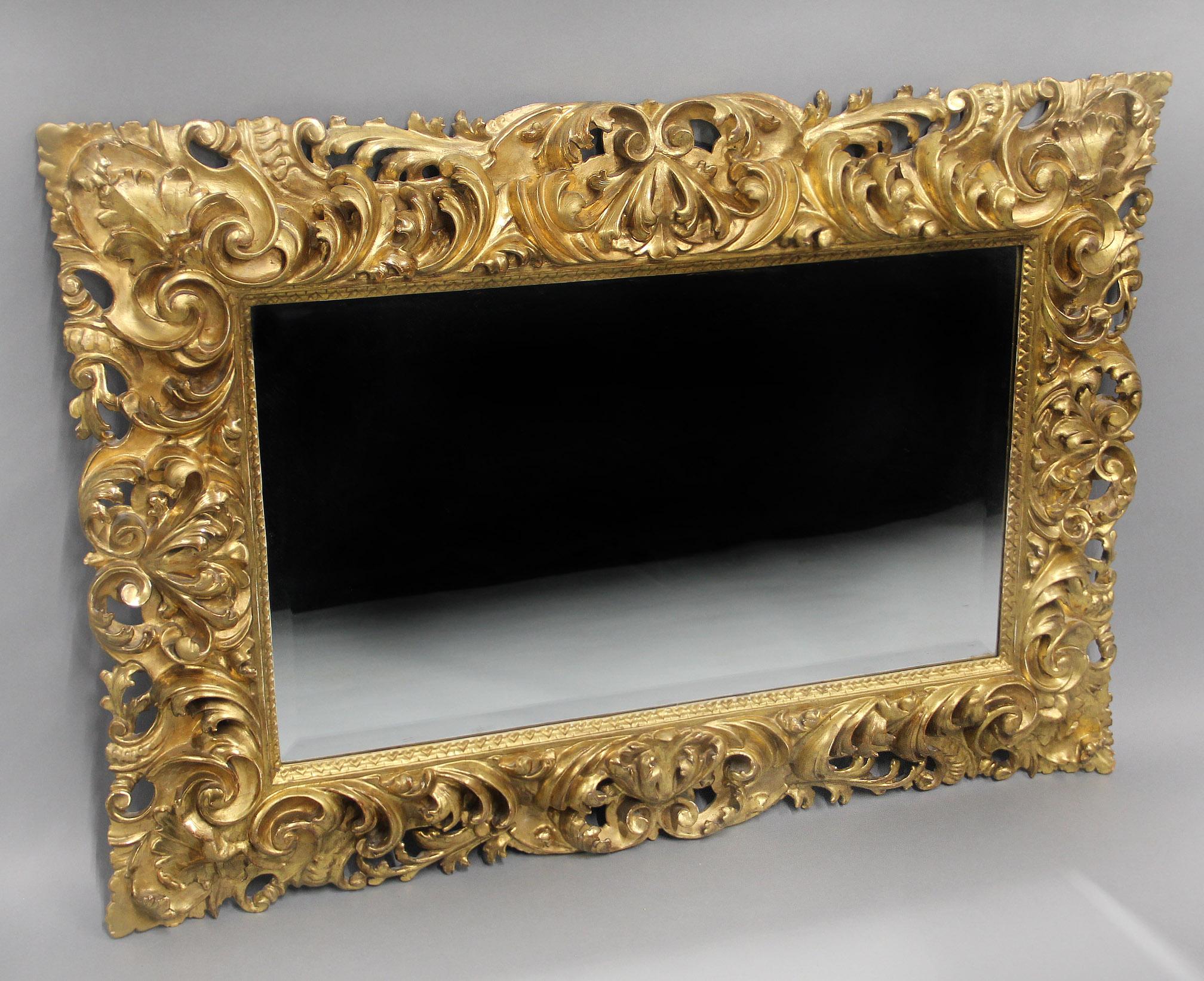 Belle Époque Joli miroir en bois doré sculpté à la main de style rococo de la fin du 19e siècle en vente