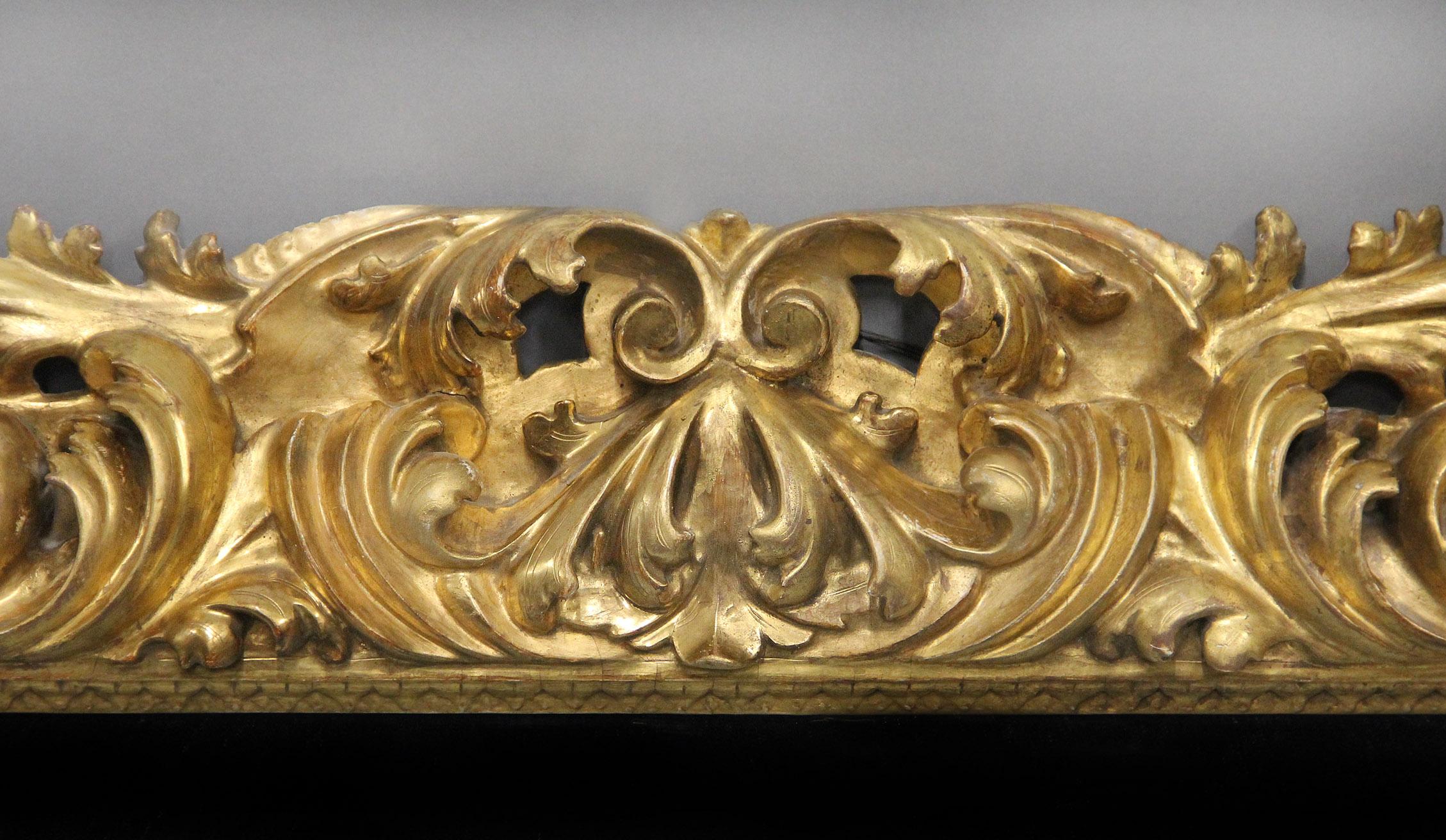 Français Joli miroir en bois doré sculpté à la main de style rococo de la fin du 19e siècle en vente