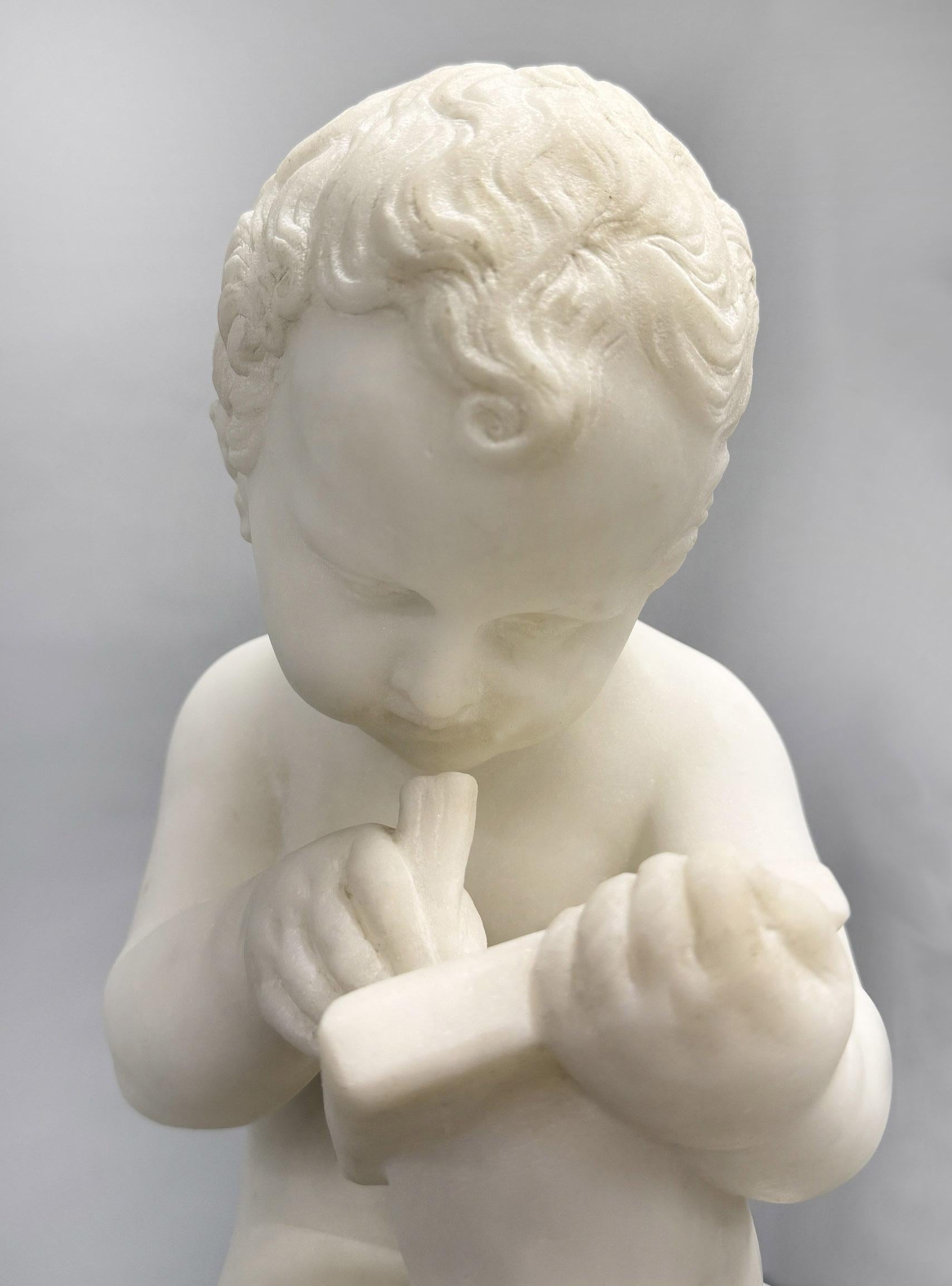 Sculpté à la main Beau marbre blanc de Carrare italien de la fin du 19e siècle représentant un garçon dessiné en vente
