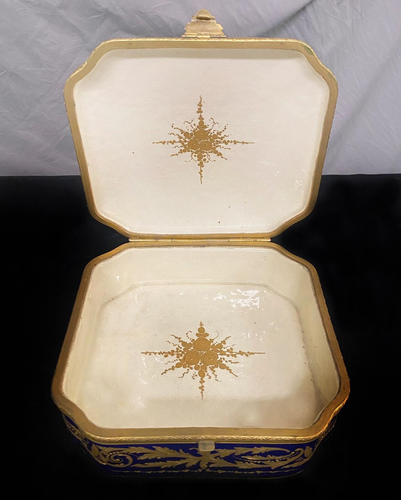 Belle Époque Nice Late 19th Century Sèvres Style Porcelain Jewelry Box and Cover For Sale
