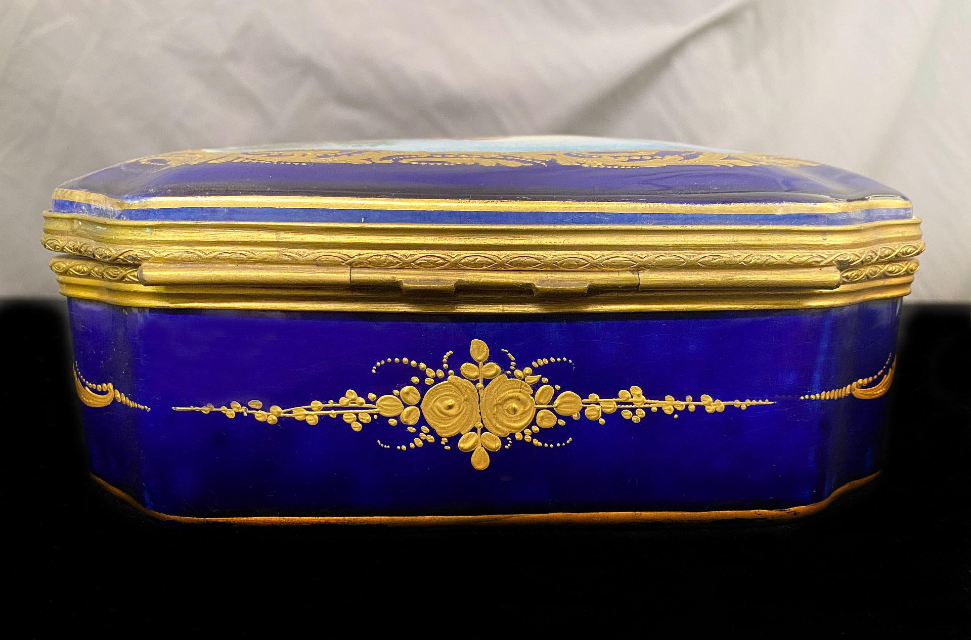 Français Belle boîte à bijoux et couvercle en porcelaine de Sèvres de la fin du 19e siècle en vente