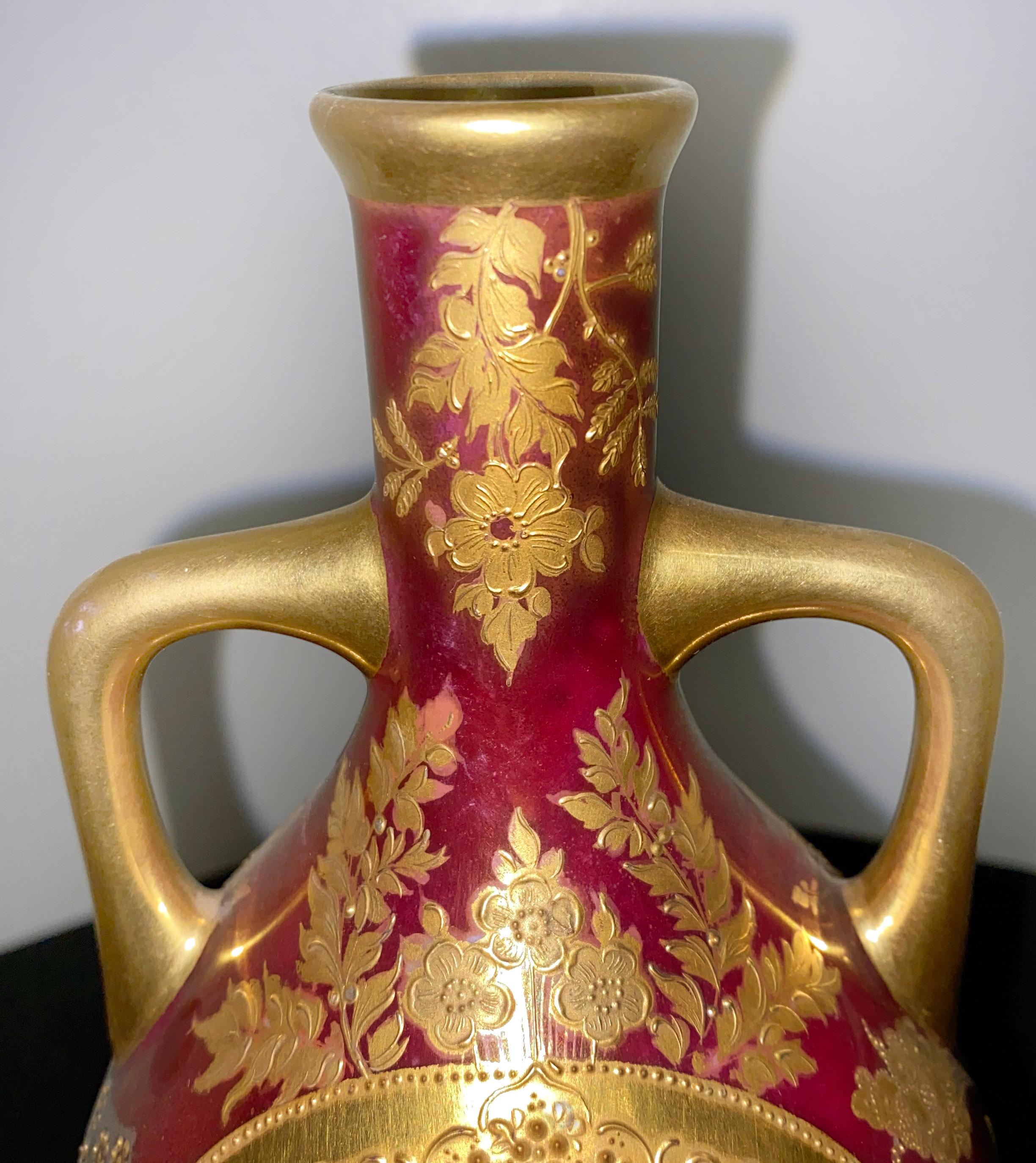 Eine schöne Porzellanvase der Venus im Wiener Stil des späten 19.

Auf der Vorderseite ist eine ovale Venusdarstellung zu sehen, die Vase ist von einem erhabenen goldenen Blumen- und Laubdekor umgeben und hat zwei Henkel.