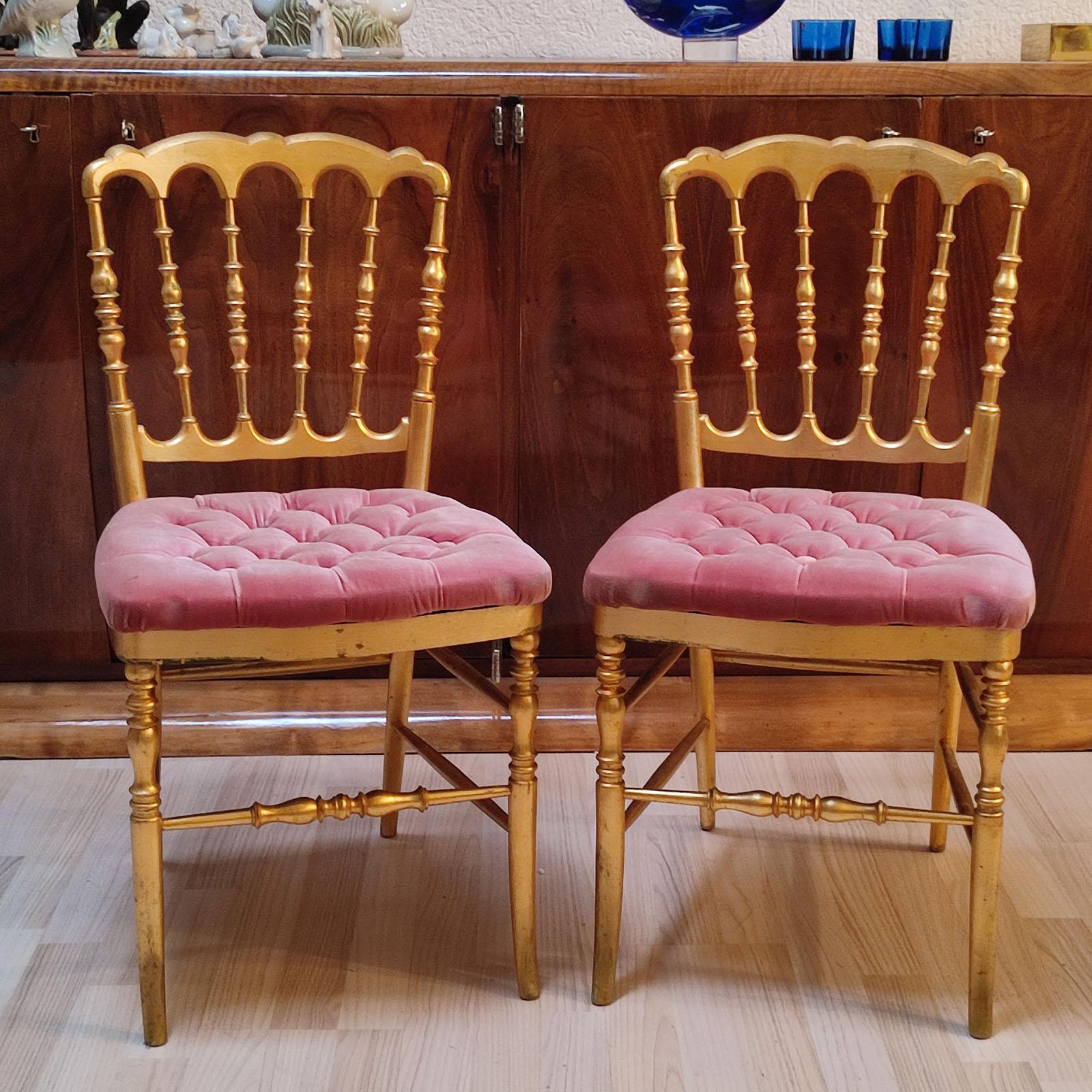 Early Chiavari side chairs from around 1890. Good original condition with normal wear. Missing 2 buttons. Some fading to the gilding. Chiavari chairs have been charming and have delighted for almost 200 years.
Dimensions: 42 x 45 x 82 cm.
