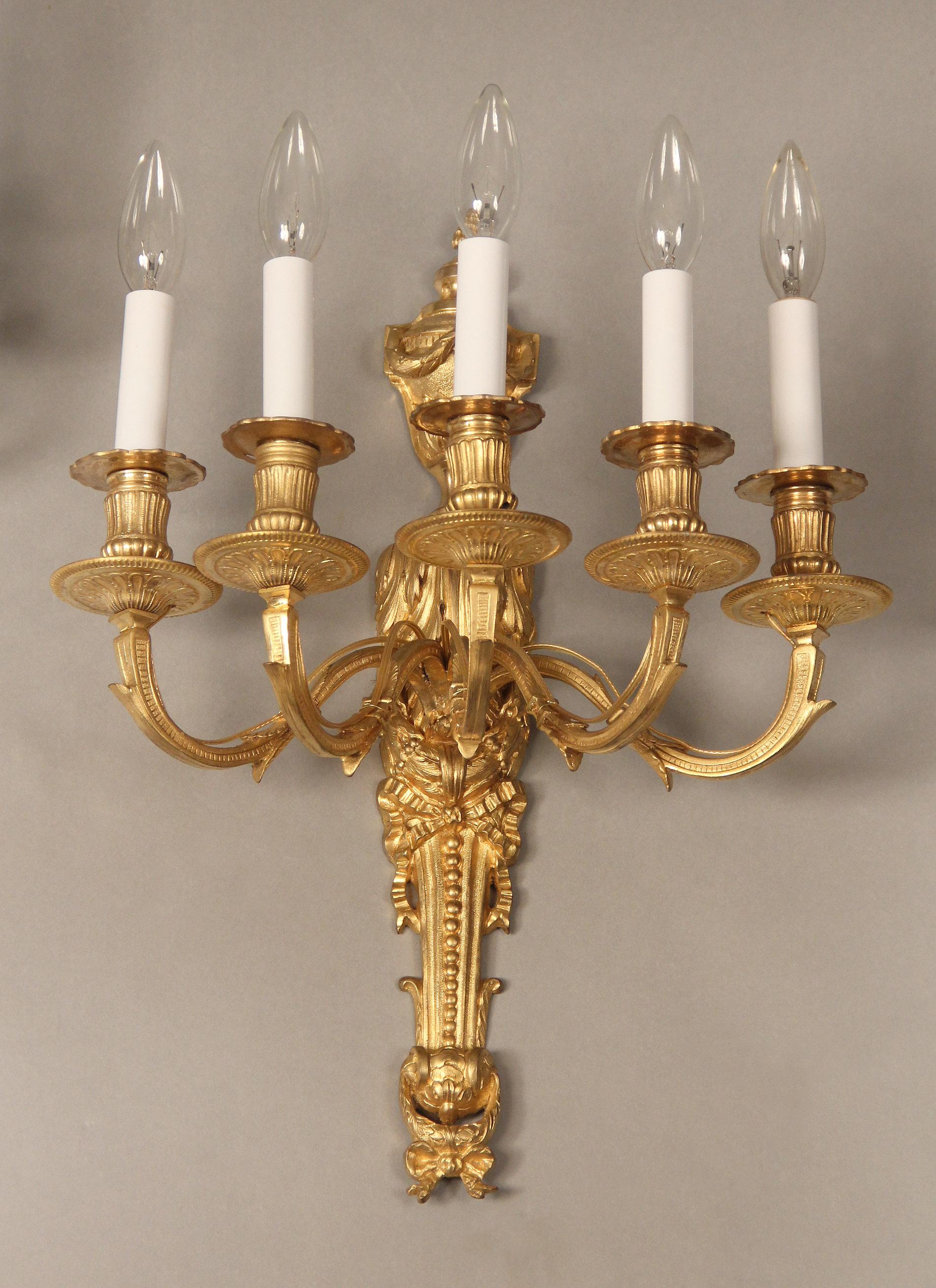 Belle Époque Belle paire d'appliques à cinq lumières en bronze doré du début du 20e siècle en vente