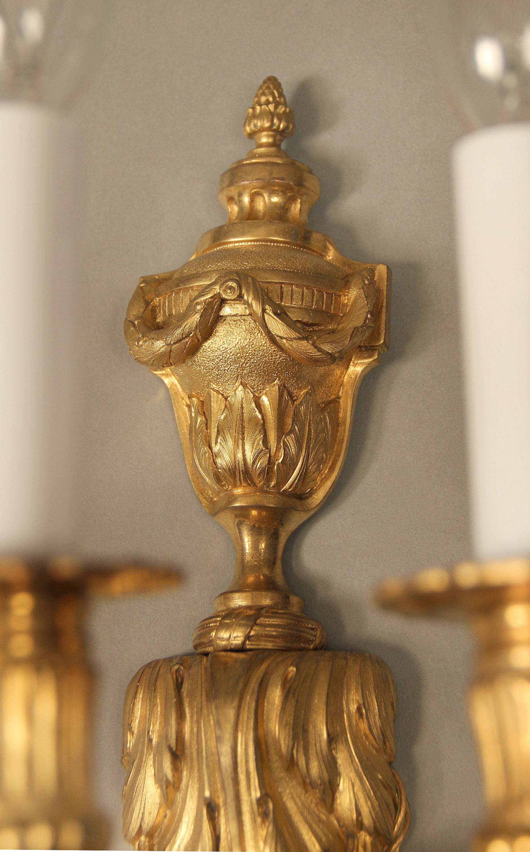 Français Belle paire d'appliques à cinq lumières en bronze doré du début du 20e siècle en vente