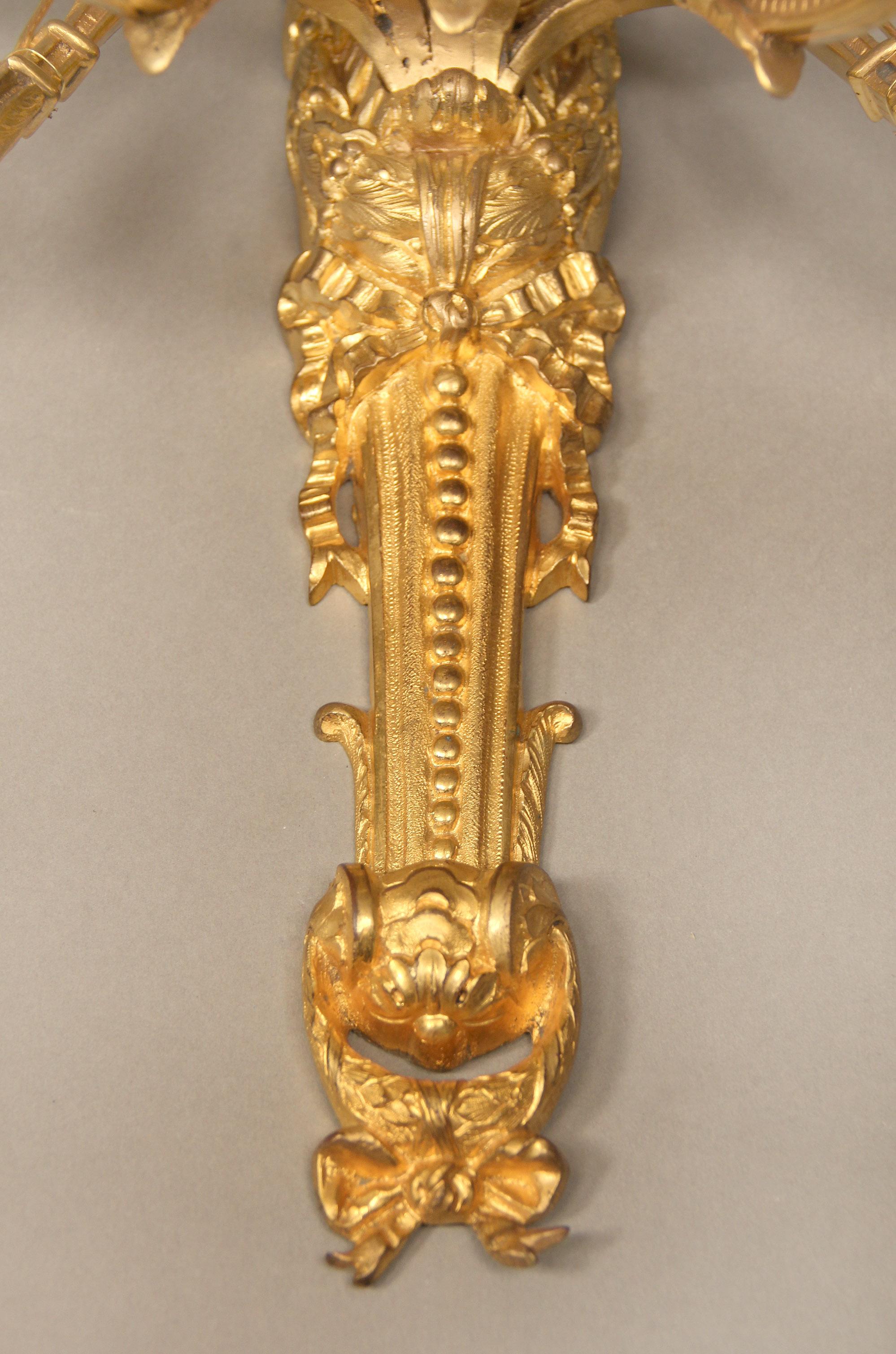 Hübsches Paar vergoldeter fünfflammiger Wandleuchten aus Bronze des frühen 20 (Vergoldet) im Angebot