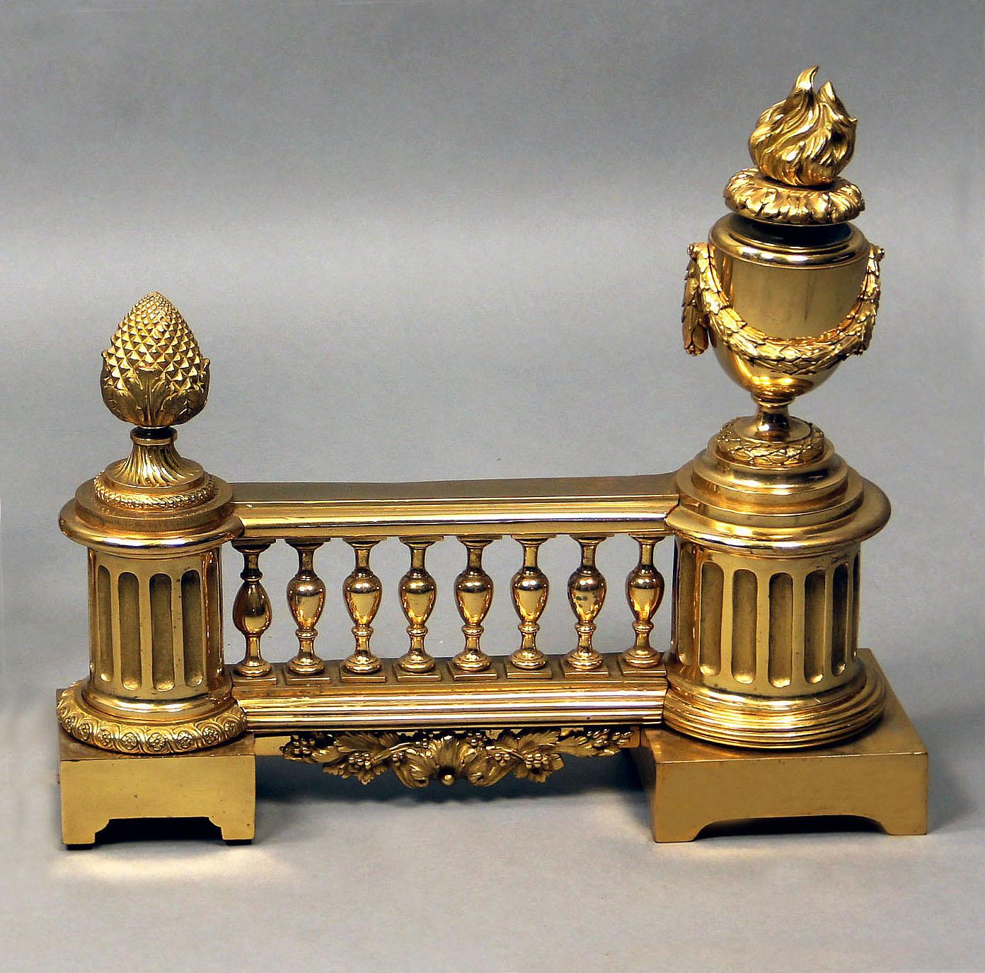 Français Belle paire de chenets en bronze doré de la fin du XIXe siècle en vente