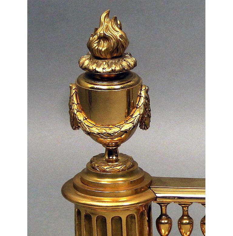 Doré Belle paire de chenets en bronze doré de la fin du XIXe siècle en vente