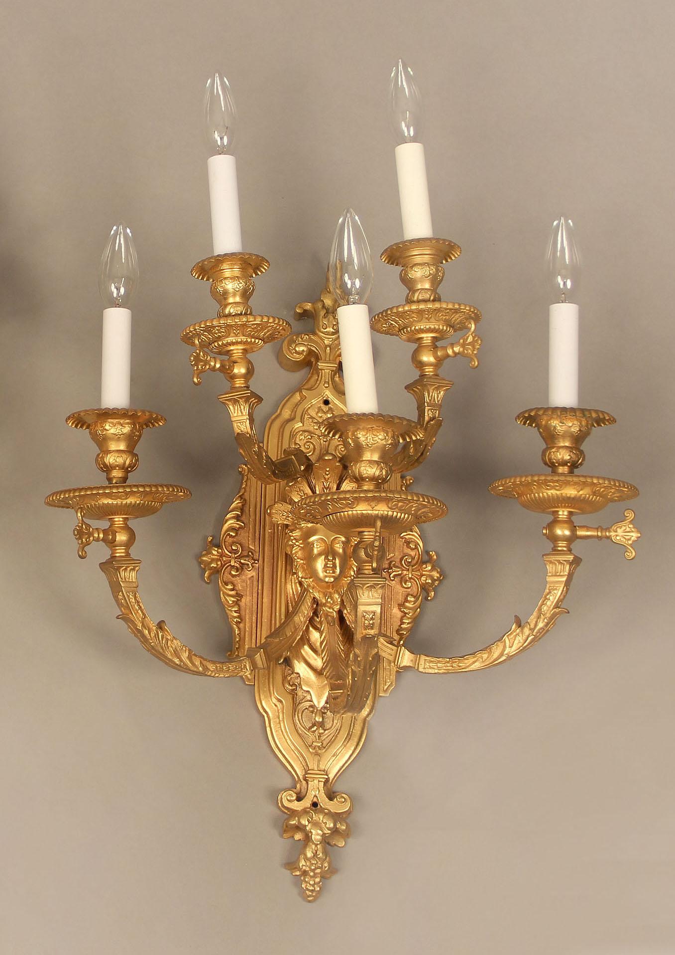 Belle Époque Jolie paire d'appliques à cinq lumières en bronze doré de la fin du XIXe siècle en vente
