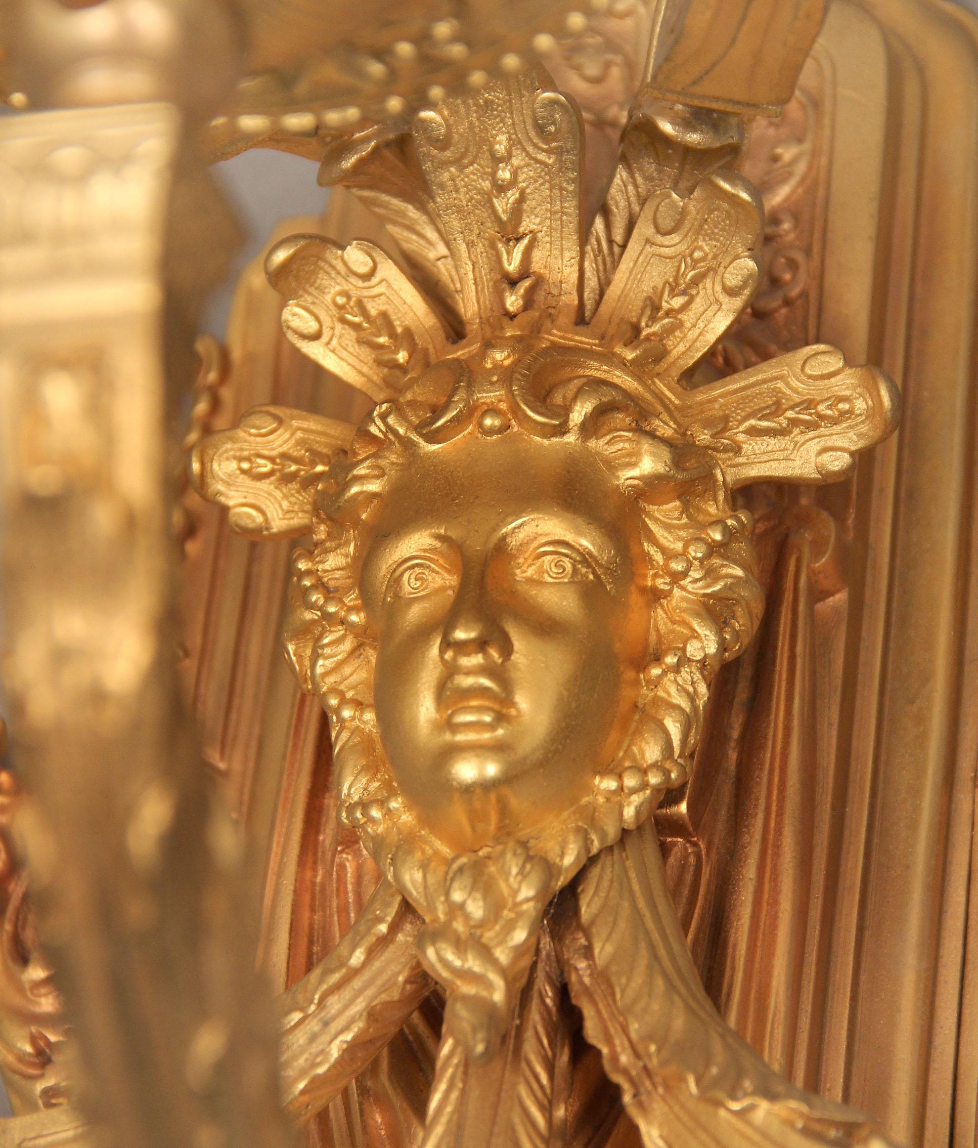 Français Jolie paire d'appliques à cinq lumières en bronze doré de la fin du XIXe siècle en vente