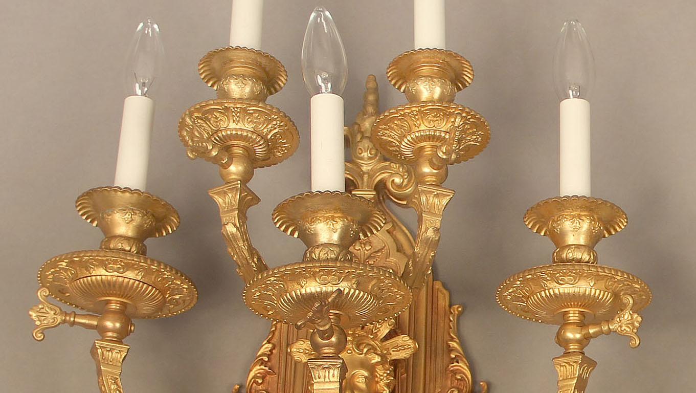 Doré Jolie paire d'appliques à cinq lumières en bronze doré de la fin du XIXe siècle en vente