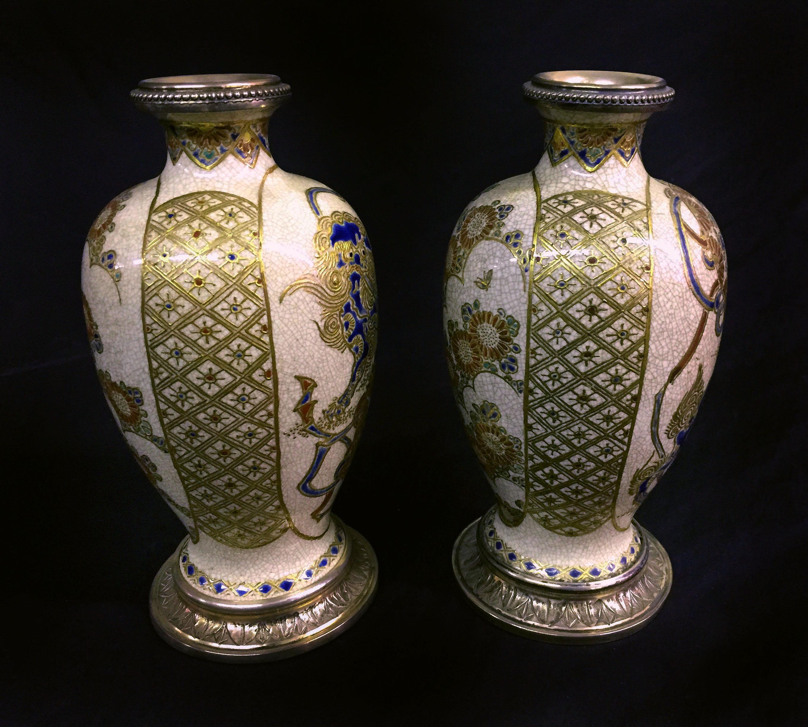 Belle Époque Belle paire de vases en porcelaine de Satsuma japonaise, montés sur argent, fin du XIXe siècle en vente