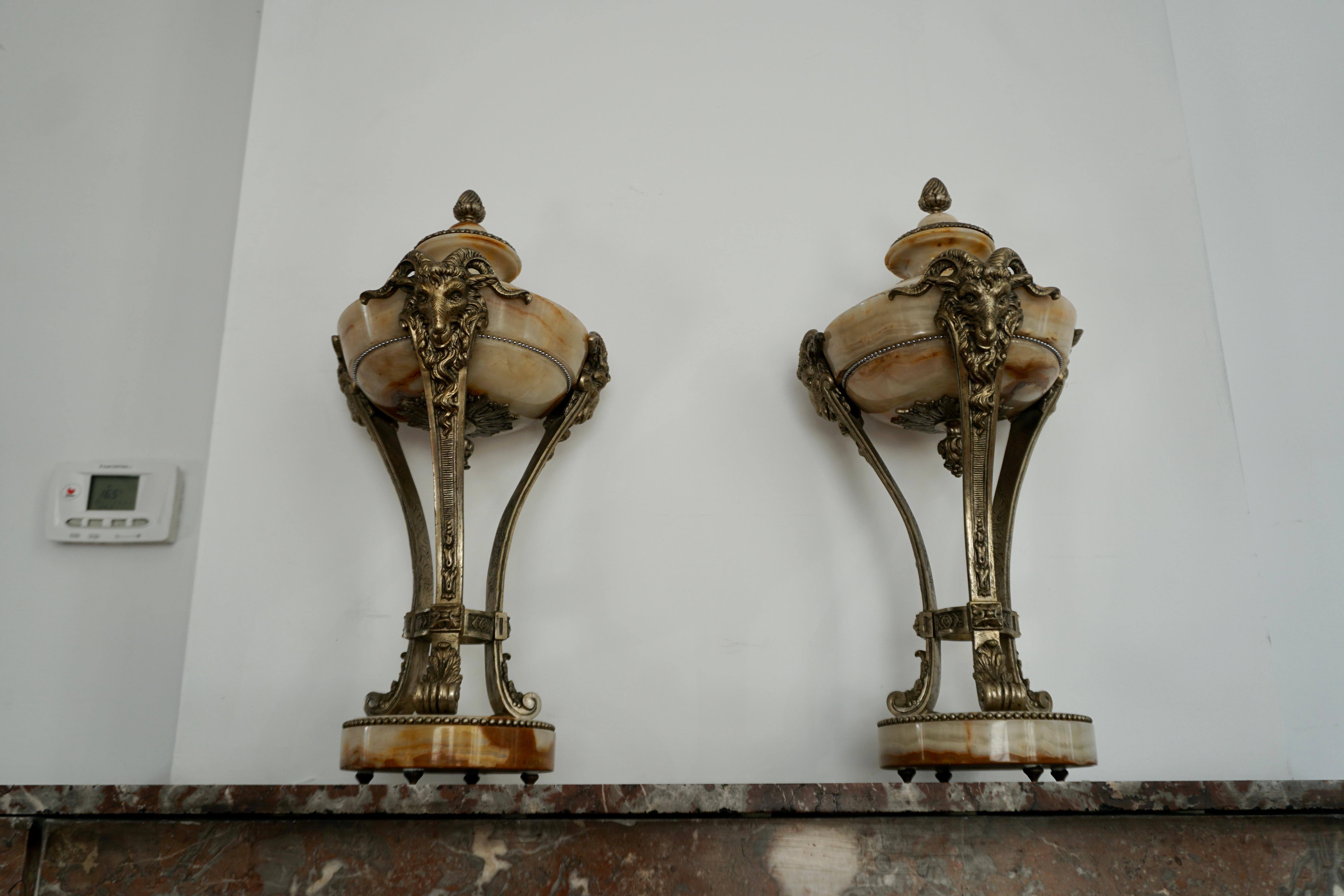 Belle paire de vases ornementaux en onyx et bronze argenté en vente 3