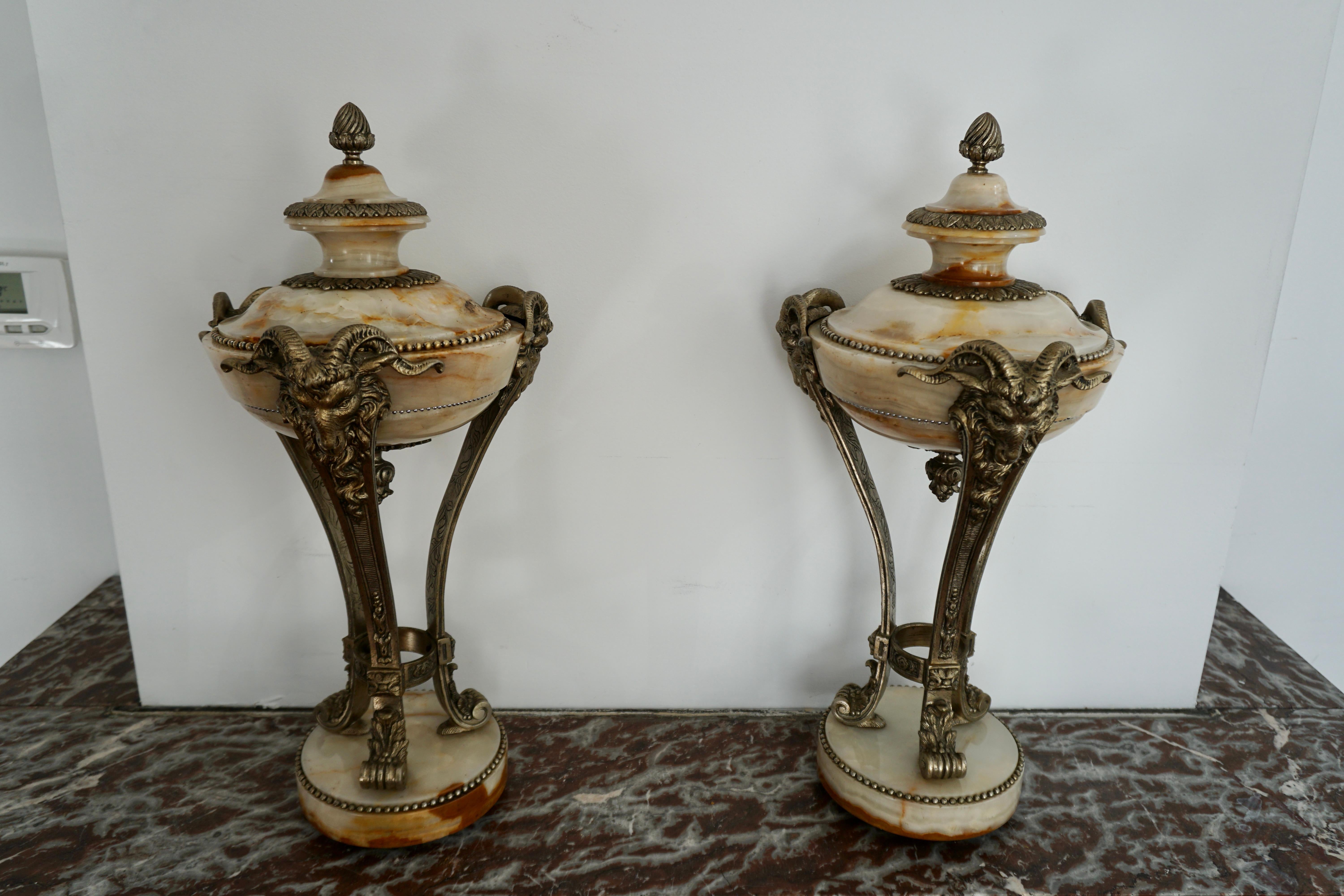 Belle paire de vases ornementaux en onyx et bronze argenté en vente 4