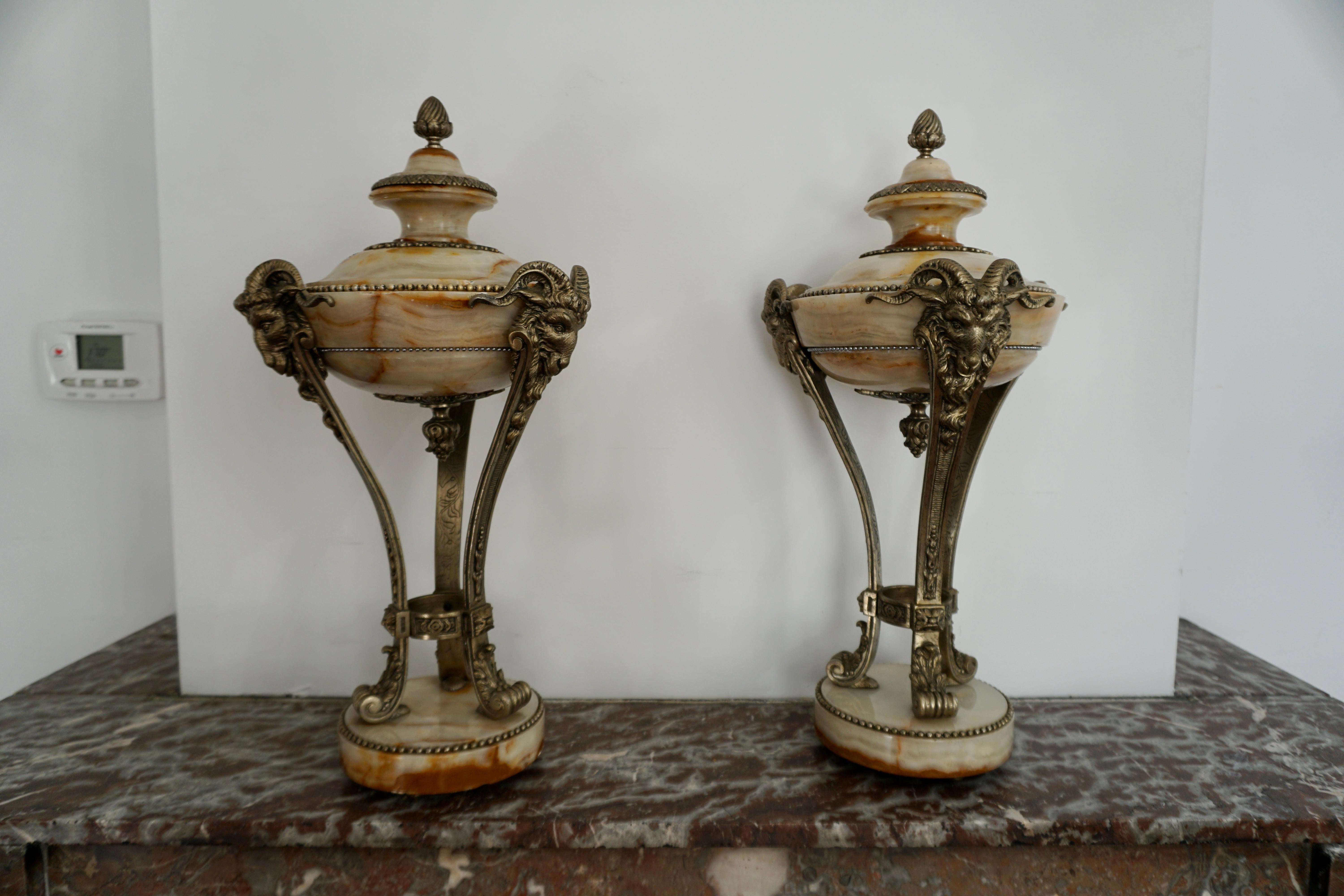 Belle paire de vases ornementaux en onyx et bronze argenté en vente 5