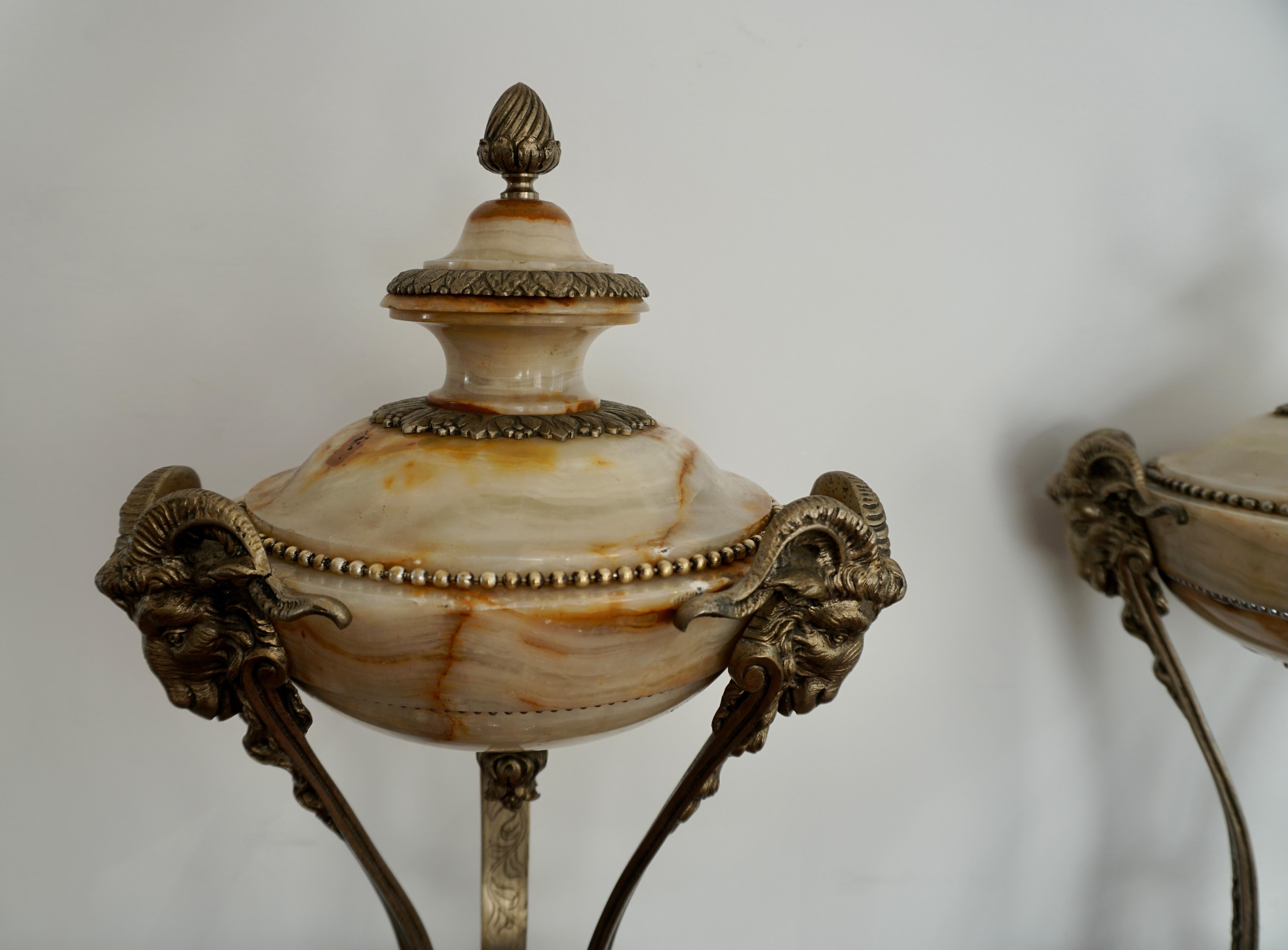 Belle paire de vases ornementaux en onyx et bronze argenté en vente 6