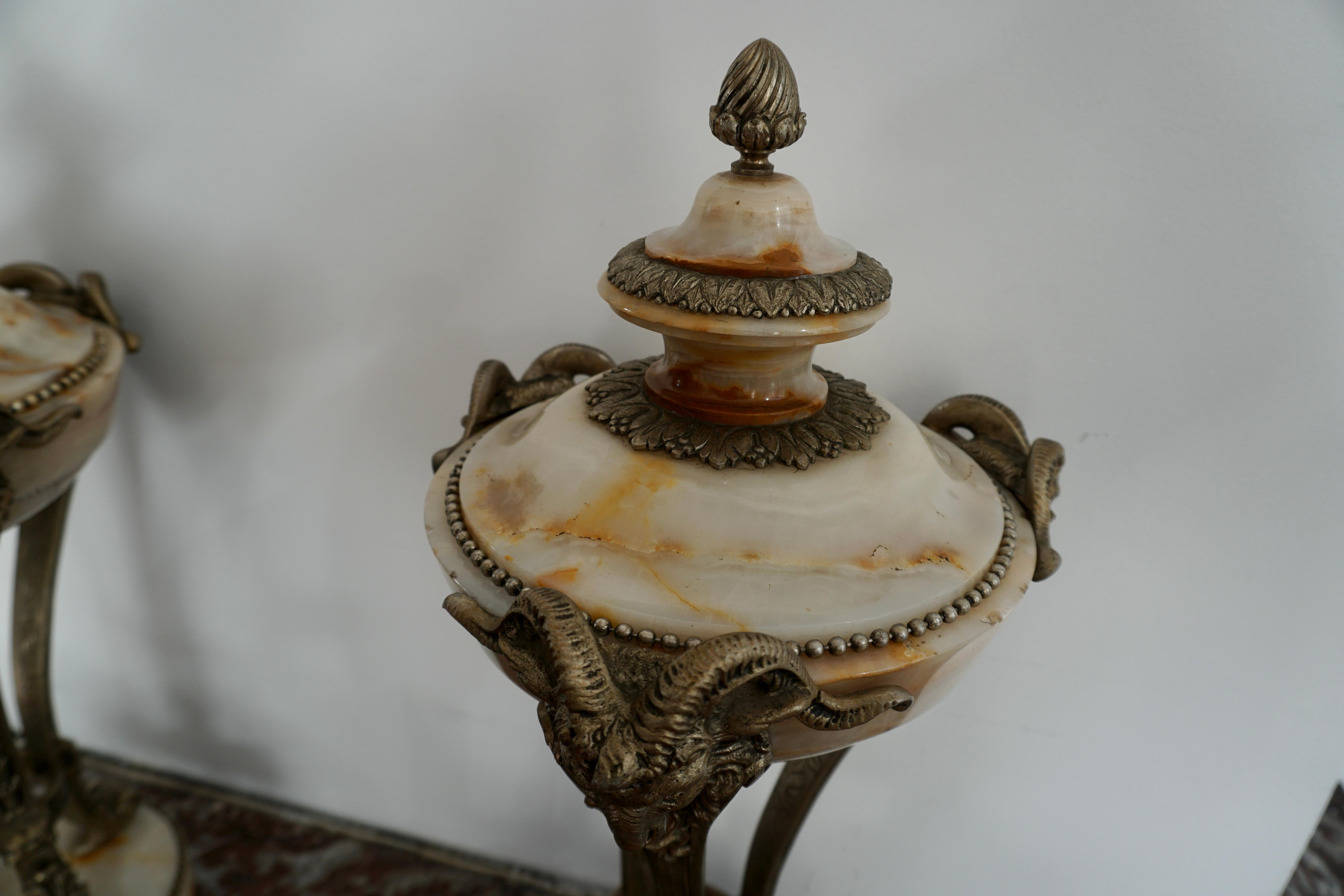 Belle paire de vases ornementaux en onyx et bronze argenté en vente 8