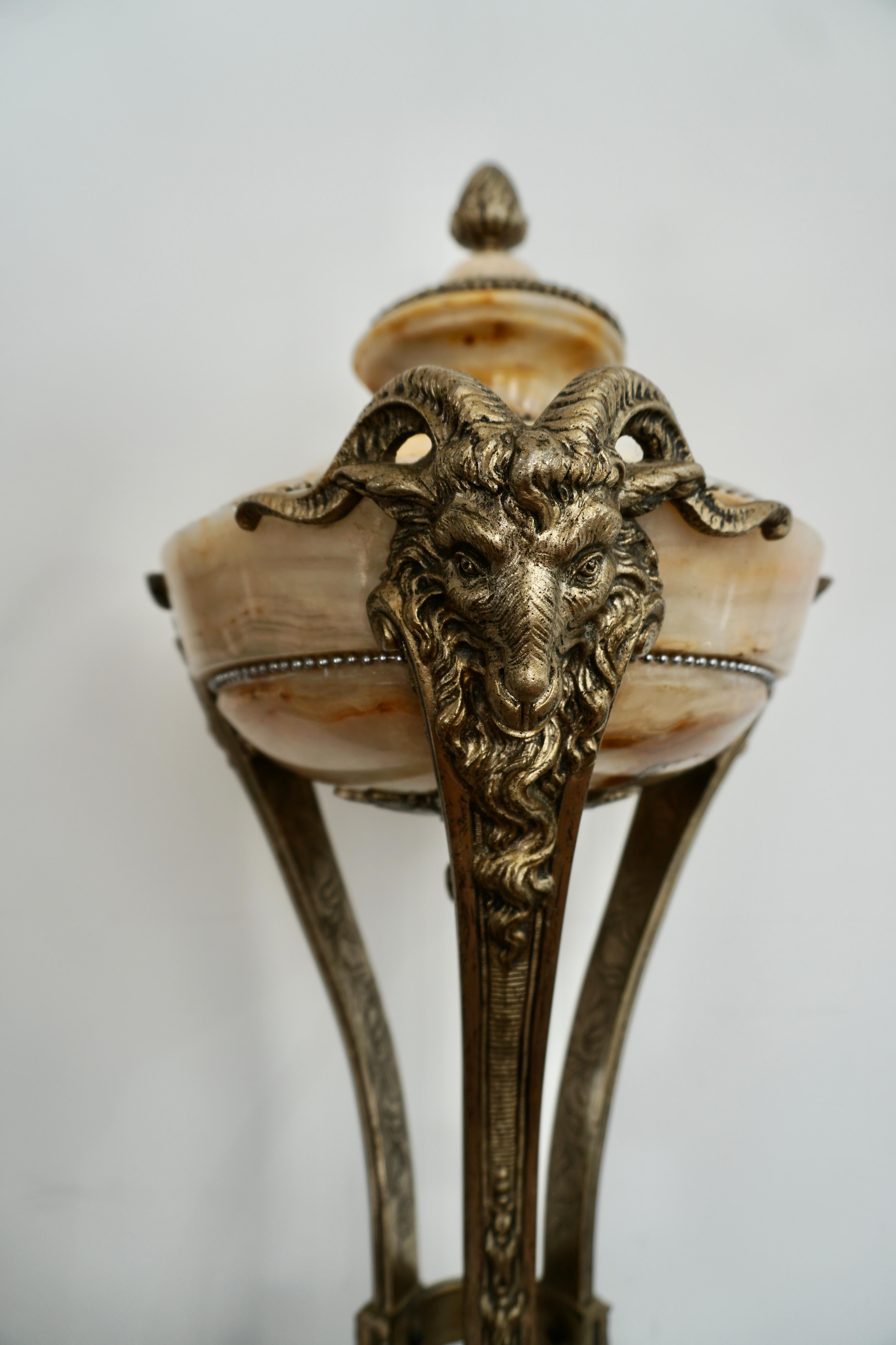 Belle paire de vases ornementaux en onyx et bronze argenté en vente 10