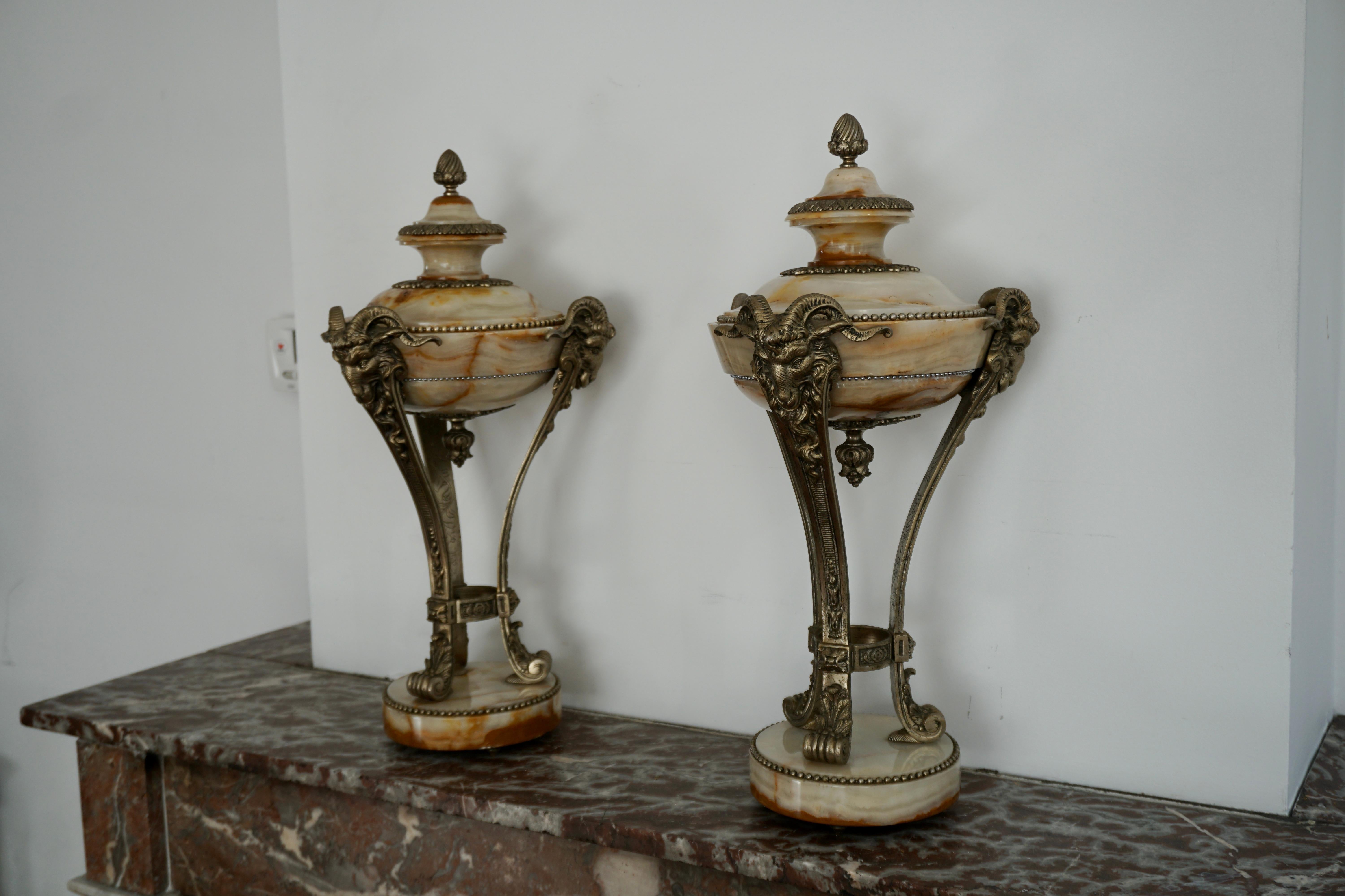 20ième siècle Belle paire de vases ornementaux en onyx et bronze argenté en vente